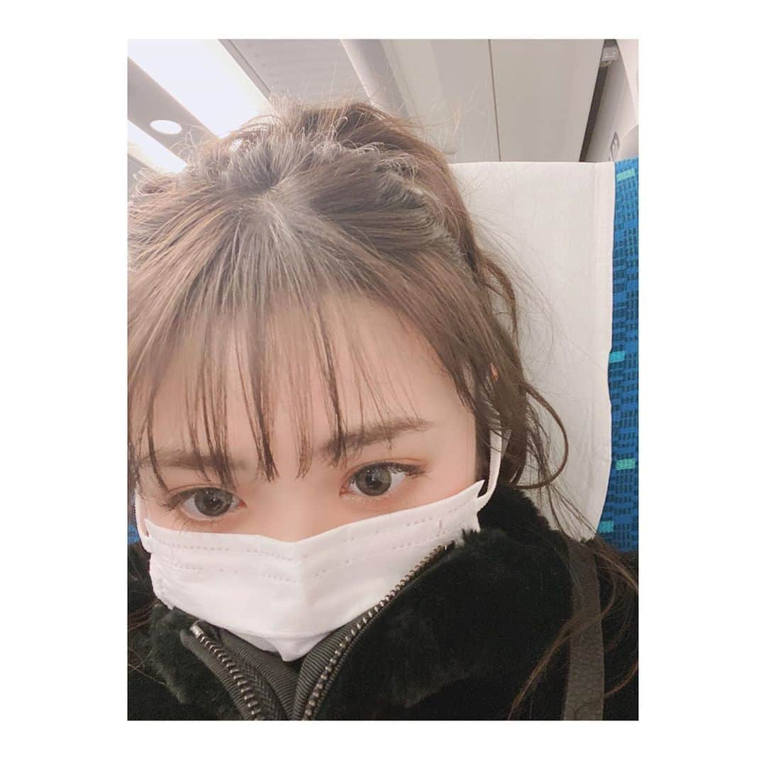 香音さんのインスタグラム写真 - (香音Instagram)「インスタのフォロワーが20万人になりました☺︎☺︎！🎉 . . いつもありがとうございます。 嬉しい、、😭💗 . . Instagramを始めた頃は正直SNSがあまり得意では無くて、更新頻度も少ないし、何を載せていいかも分からない本当に何も知らないSNS初心者でした。😂 . . . でも、いつもみんなが送ってくれるコメントとかタグ付け投稿がすーっごく嬉しくて、もっと色んな私を発信して、知ってもらいたいな〜って思えるようになったの。 . . インスタもツイッターもYouTubeも、色んな発信源がある今だからこそ、みんなと近い距離で関わる事も出来るし、伝えれる事がたくさんあるなーって思って、、 これからも色んな私を知っていただけるようかのんわーるどを伝えていきたいし、挑戦したい事、夢もたくさんできた！！ . . いつも応援してくれるみんなに嬉しい報告がたくさんできるようこれからもかのんわーるど全開で頑張りたいと思います🥰 ゆるーい私の性格は変わらないし、かのんわーるどは常に進化していきたいと思っているので、、 のんのんがーるずぼーいずのみんなには、それぞれのゆるーいペースでついてきて欲しいなと🍒💋 . . はい！長くなりましたが、選手宣誓でした〜〜🎖 . . あ、これはさっき撮った撮りたてほやほや新幹線の写真🤫ほほ」2月27日 22時32分 - kanon420_official