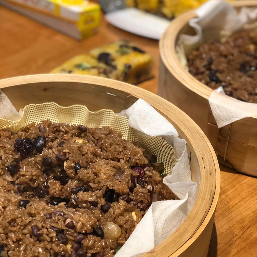 のインスタグラム：「先日のお稽古。 やはり、もう美味しいしかなかった😆 @aeja_ok078  今回は薬食。これ、ドラマで見て食べてみたかったもの。めっちゃくちゃ美味しかった‼️ やや手間はかかりますが…来週からコロナ対策で息子が学校休みになってしまうし、家にこもる時間増えそうなので、是非トライしてみたいと思います‼️で、早速、棗を取り寄せ中…😂作るの楽しみだな〜  しかし、来週からワーママたちはどうするの？家に子供をまだ1人にするには不安なお家も多いだろうし… 預かってくれるところも急すぎてないだろうし… コロナの感染拡大阻止はしたいけど、簡単に休めない働く人にとっては、なかなか大変ですよね…そして、私も仕事で、メディアの方に会うには都内でないとダメなため、それはそれでいろいろ大変…😱 とにかく早く収束して、日常が1日でも早く戻りますように…  #新型コロナウイルス #臨時休校 #shiba_u」