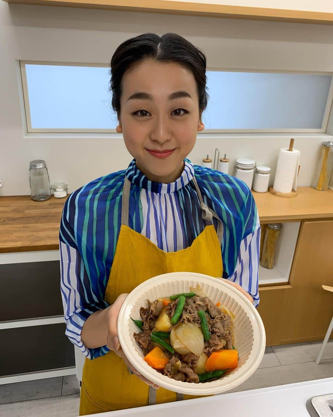 浅田真央さんのインスタグラム写真 - (浅田真央Instagram)「オレンジページ 「おうちごはん1年生」の連載が始まります。3月2日発売です。 食べる事が大好きなので、とても嬉しいです！もちろん作るのも、とても楽しいです！#おうちごはん #おうちごはん1年生 #肉じゃが #美味しい」2月27日 22時38分 - maoasada2509