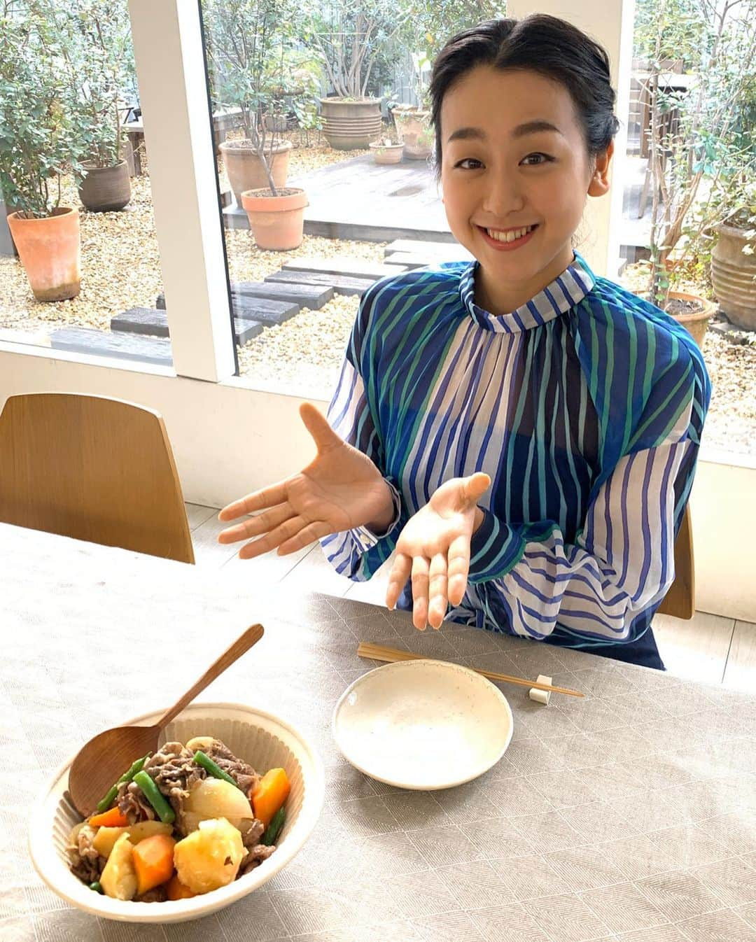 浅田真央さんのインスタグラム写真 - (浅田真央Instagram)「オレンジページ 「おうちごはん1年生」の連載が始まります。3月2日発売です。 食べる事が大好きなので、とても嬉しいです！もちろん作るのも、とても楽しいです！#おうちごはん #おうちごはん1年生 #肉じゃが #美味しい」2月27日 22時38分 - maoasada2509