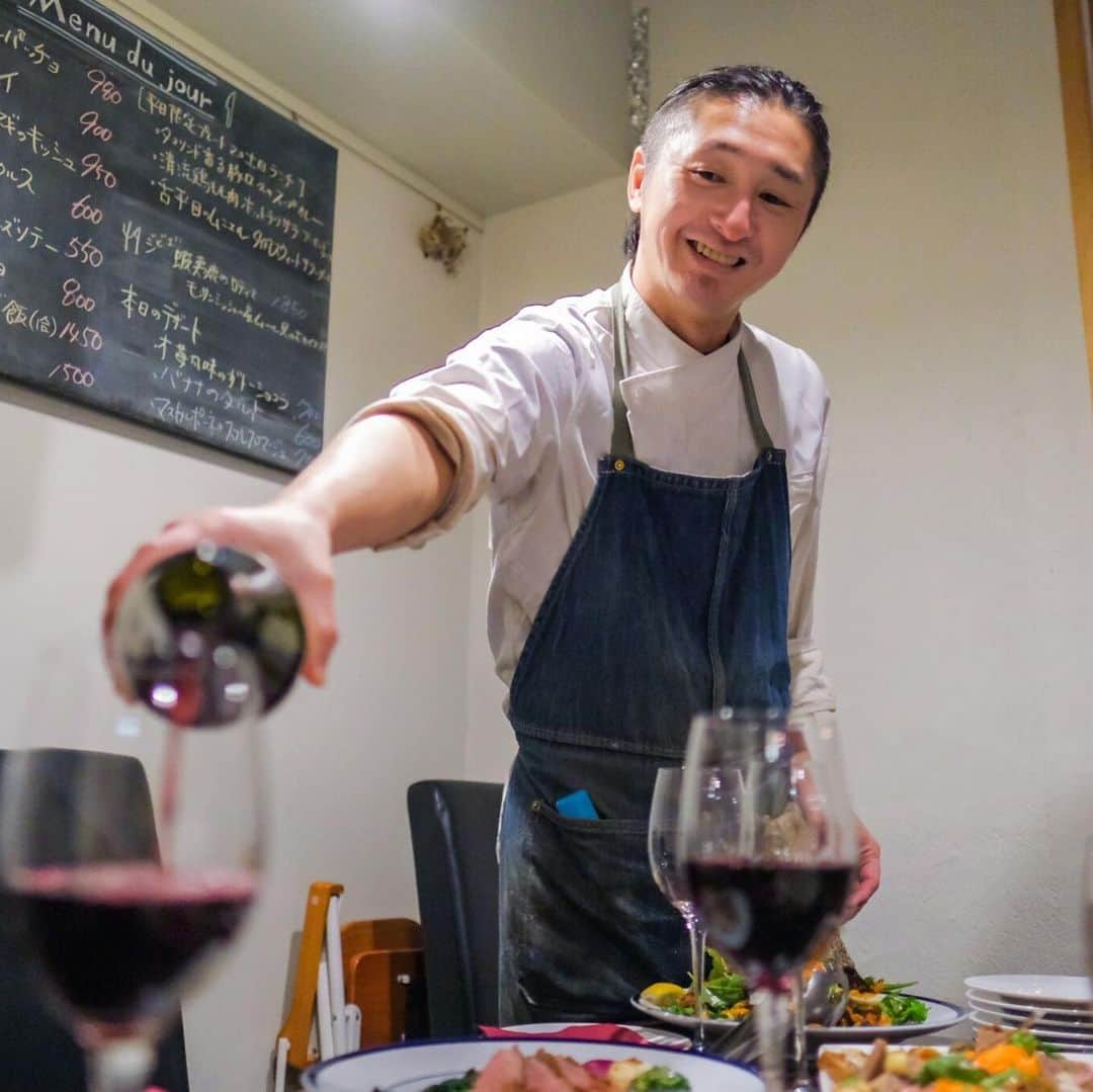 KitchHikeのインスタグラム：「下北沢にある「Kitchen&bar cinq」は、無添加・無化調の身体に優しいビストロ料理を、ワインと一緒に楽しめるお店です。店主の岩本さんが腕を鳴らすのはジビエ料理。新鮮なジビエとワインに思わず頬が緩んでしまいます🤤﻿ ﻿ ぜひ注文して欲しいのは、「前菜の盛り合わせ」。真っ白なお皿に敷きつめられた色彩豊かなオードブルは、食べるのがもったいないほど。1品1品が人数分あるのも嬉しいポイントです。舌でも目でも楽しめるお料理の数々に、心が奪われます😍﻿ ﻿ ワインリストにもクスっと笑える楽しい仕掛けが。﻿ 「辛口でキレのある味わい 気品があり綺麗な余韻は北川景子さんタイプ」「クリアな果実感と柔らかなタンニン 綺麗な酸は松田翔太さんのイメージ」など、ワインそれぞれの特徴が俳優さんに例えて書かれているんです！﻿ ﻿ キッチハイクを使って、みんなで絶品フレンチとワインのペアリングを楽しみませんか？﻿ ﻿ #下北沢サンク#下北沢#下北沢グルメ #ジビエ #ジビエ料理 #ビストロ #フレンチ #フレンチレストラン #ワイン#ワイン食堂 #ワイン好きな人と繋がりたい#ワイン好き#東京グルメ#食べスタグラム#食べるの大好き#食べ歩き#食べるの好きな人と繋がりたい#おいしい#グルメ#グルメ好き#グルメ好きな人と繋がりたい#kitchhike#キッチハイク」