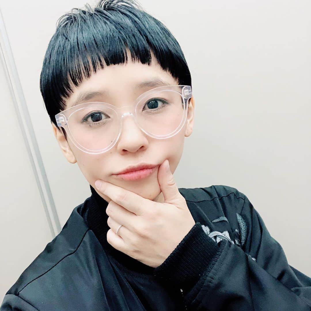 サオリリスのインスタグラム：「予定日まで10日を切ったとこで髪切った。シャンプー台で生まれたらどうしよう、頭が出たらごめんね、なんて言ってたんだけど、本当にいつ出てもおかしくない。予定通りなら今週来週中には産んでる。なんだか不思議。 ・ 赤ちゃんに早く会いたい気もする。だけど、きっかとの二人の時間をもう少しだけ過ごしていたい気もする。心の準備は出来てるような出来ていないような。ベビー用品はこれでいいのだっけ？胎動を感じれば、世界は今大変な状況だけど、それでも、大丈夫だから安心して出ておいでと臍の緒通じて呼びかける。入院の荷物をまとめながら、いよいよなんだと実感する。 ・ 髪を切った足で幼稚園まできっかを迎えに行ったら、きっかが私を見るなり"お？"て顔して、「ママかみきったの？」と聞いてきた。「うん、きっちゃんみたいに前髪短くしたよ」って言ったら、「ママきっちゃんスキだもんねぇ」と柔らかく笑い返してくれた。どうやらきちんと伝わっているみたい。よかった。おねえちゃんにならなくていいし、いい子にならなくていい。きっかはきっかでいて欲しいから、この気持ちはずっと伝えていきたい。」