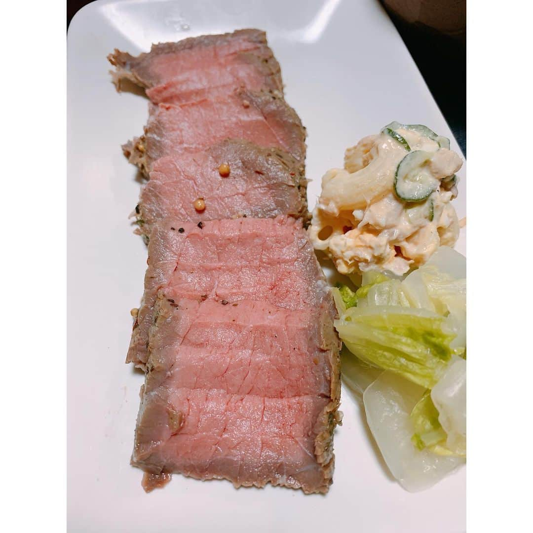 佐山万里菜さんのインスタグラム写真 - (佐山万里菜Instagram)「🍽みゆキング飯🍽 BONIQ  @boniq.jp でローストビーフにチャレンジ✨ めっちゃ美味かった💯 フライパンでやるより柔らかいし美味いっ😋 BONIQ 何作っても想像を超える美味さ……✨ . . みゆキングにリクエストしてともねぇレシピのサンラータンスープ @takumeshi512 ✨ めっちゃ美味うまーっ‼️ さっぱりで飲みやすくてこれは減量に入っても使える💯 レシピありがとうございます！！ . . 帰ってご飯があってすぐに食べれるって幸せ過ぎる✨ これが普通だったらこの幸せを感じれないんだよなぁー。。 本当おかんって最強👊 ありがたいです✨ 感謝‼️‼️ #笑顔 #オシャレ #可愛い#写真#アスリート#筋肉 #腹筋 #トレーニング #筋肉女子#減量#ダイエット#instagood #幸せ #ライフスタイル #うまい #アスリート飯 #減量食 #ダイエットメニュー  #料理  #節約 #食事 #いいね #食トレ#ヘルシーメニュー  #food #diet #good  #鶏胸 #うまい #boniq」2月27日 22時50分 - sayama.19