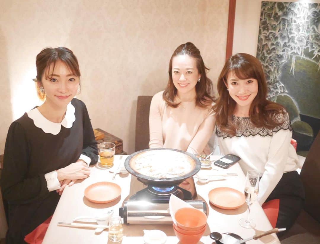 のインスタグラム：「-﻿ 🍄きのこ鍋🍄を食べに！﻿ ﻿ 最初から最後まで美味しすぎた💓﻿ そして　@mio_omodaka @miki__yoshida と気付いたら誰もいなくなるまでお喋り😅﻿ 楽しかった🥰幸せ✨﻿ ﻿ もうかれこれ美紀ちゃんも美緒ちゃんとも長いお友達👭﻿ 落ち着くわ🌿﻿ ﻿ #きのこ鍋#中華料理#元麻布#dinner#友達」