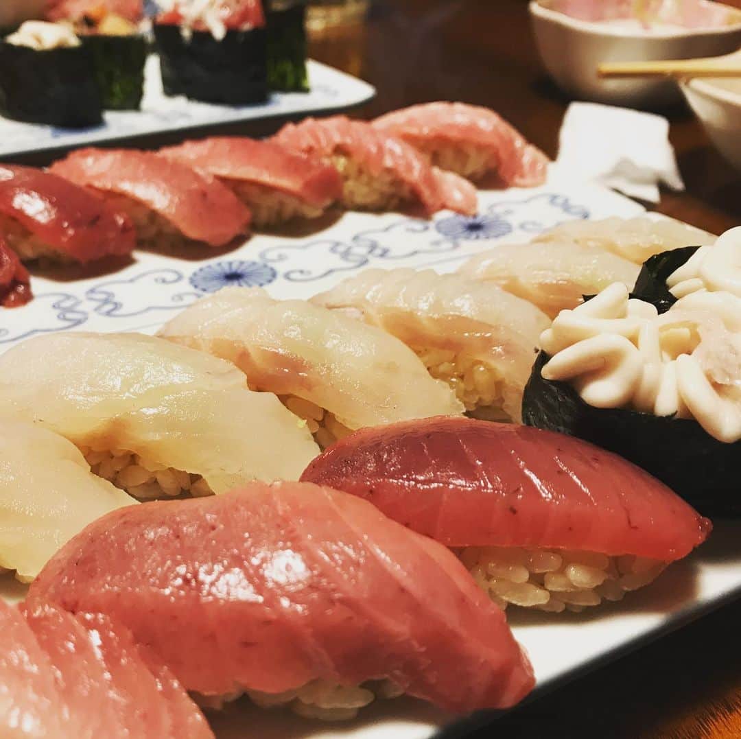 根岸えまのインスタグラム：「うつくしき、宴。 最高の夜だったなー。 魚を獲るひと。 それを上手に表現するひと。 そしてたべるひと。 みんなが笑顔になる、最高にぜいたくで、しあわせな夜。 #最高のぜいたく #ちいさなしあわせ #寿司職人 による#寿司パーティー #つなかん #やっぱりつなかん #からくわ #karakuwa #kesennuma #penturn #半島移住 #移住style」