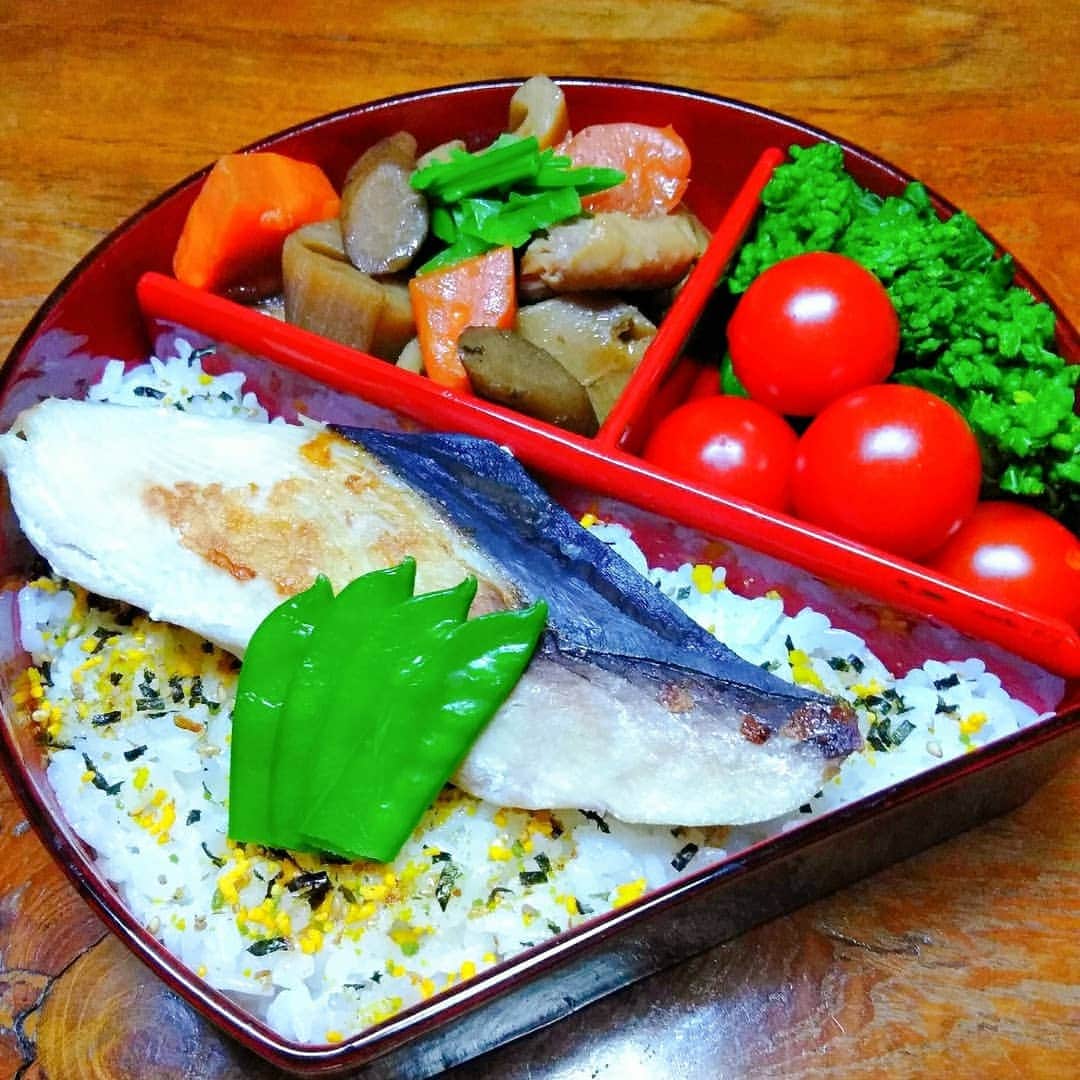 のインスタグラム：「#大人のお弁当 風味で(^-^)/ さわらを焼き、ごはんの上に。 #菜の花のおひたし と、プチトマト。 #筑前煮 。 お豆腐、まいたけとワカメのお味噌汁。 デザートは、ミニ桜餅と草餅。 #お弁当箱 って助かるわ。 #おひとりさまごはん は、なるべくお皿を少なくしたいのよ～！ #おうちごはん #家庭料理 #手料理  #シュガーレディ #sugarlady #無添加 #安心安全 #食品宅配 ←#お取り寄せ ね。 #ilovebento #bentoexpo #lunchbox #山咲トオル #toruyamazaki」