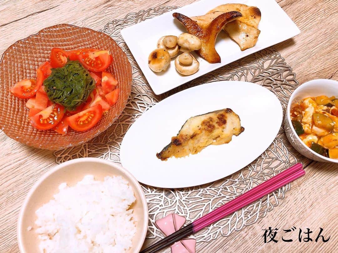 西村紗也香さんのインスタグラム写真 - (西村紗也香Instagram)「.﻿ #きょうのさやかごはん﻿ 2/21(金)﻿ #朝ごはん﻿ アジのお刺身🐟﻿ ﻿ #昼ごはん﻿ 舞茸とえのきは適当に切って﻿ トリュフペーストと和院醤油で﻿ ソテーしただけですが﻿ すごーーーく美味しい♡﻿ ﻿ #間食﻿ セブンスイーツってほんとに毎回﻿ 美味しいですね。。﻿ 新作はすぐ食べたくなってしまう。。笑﻿ ﻿ あんこは甘さ控えめで、桜の塩漬けと﻿ 良いバランスでした🌸﻿ ﻿ #夜ごはん﻿ トマトを食べてから… 川崎のソウルフード⁉️笑﻿ ニュータンタン麺です🥰﻿ 小さい頃から大好きな元祖タンタン麺‼️﻿ ﻿ 辛さは1番辛い【めちゃ辛】にして﻿ ニラとたまごダブルのトッピングが大好き❤️﻿ ﻿ ﻿ 2/22(土)﻿ #朝ごはん﻿ 卵かけご飯♪﻿ 写真なしです🥺﻿ ﻿ #昼ごはん﻿ イタリアンランチ💕﻿ ラザニアの中に卵が挟んであって﻿ 衝撃のフワッフワ😍‼️﻿ すんごーーーくおいしかった‼️﻿ また行きたいw﻿ デザートのドルチェは甘夏のババロアで﻿ このサイズ感が多すぎずちょうど良い😋﻿ ﻿ #夜ごはん﻿ 昼のリカバリーをするために…﻿ 低脂質のバランス意識です😊✨﻿ ﻿ ﻿ ﻿ ﻿ ﻿ ﻿ #栄養コンシェルジュ #ダイエット #便秘 #インスタダイエット #食べで痩せる #痩せる #痩せる習慣 #痩せる食べ方 #健康美 #美ボディ #ダイエット仲間と繋がりたい #ダイエット仲間募集 #食事記録」2月27日 23時21分 - _sayakanishimura_