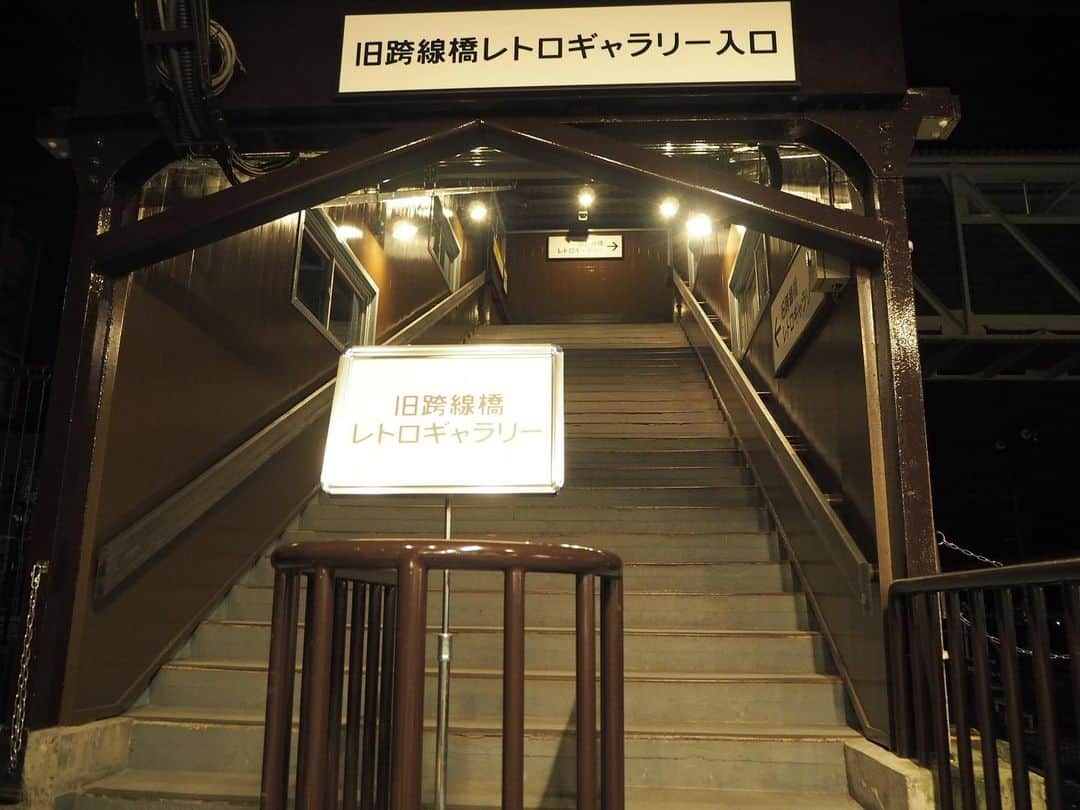 伊藤桃さんのインスタグラム写真 - (伊藤桃Instagram)「さて、会津鉄道の旅もおわりこの旅のインスタも終わりとみせかけ····· 最後にこの駅をご紹介！ ずばり！夜の#下今市駅 🚉 特急列車がない時間まで乗り鉄をエンジョイしてしまったため、帰りは普通列車でのんびりごとごと。 おかげで、行きは特急ですっとすぎてしまった下今市駅にて、乗り継ぎの時間がうまれたのです^^* 普段訪れない夜の駅ってなんてわくわくするのでしょう。 さらに！この駅には機関区があり、#sl大樹 の客車#14系 がゆっくり休んでいました。 まだ真新しい青いボディが夜の灯りを受けてピカピカと輝いていました✨ 4枚目: 夜の#転車台 ！！めちゃめちゃかっこいい🥺 🚉 5枚目: せっかくなので駅の中へ！ 6枚目: やはりというか、展示館や転車台まではいけませんでした。笑笑 7枚目: ですが！1929年の駅開設当時からある旧跨線橋はみることができました。 旧跨線橋レトロギャラリーをささっとですがみてみることに。 8-10枚目: 改修され、それでも古きよき味わいを残した旧跨線橋。 鬼怒川線の歴史のパネルや、かつてのポスターが貼ってあって、レトロ感まんさいです(❁´ω`❁) 🚉 最後の最後まで！ 楽しすぎる旅なのでした。 ながーいたび(実はたった1日！笑笑)お付き合いいただいてありがとうございました♡ #ローカル線の駅 #ローカル線の旅 #夜の駅  #japan_of_insta  #夜行列車」2月27日 23時15分 - itomomo_tetsu