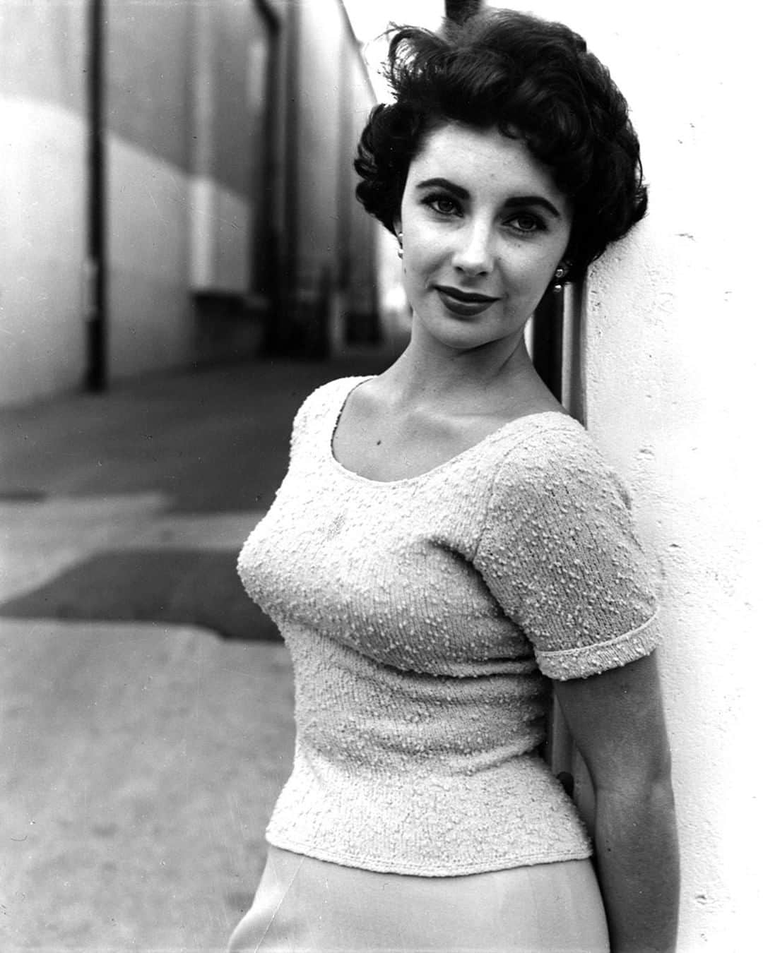 lifeさんのインスタグラム写真 - (lifeInstagram)「LIFE legend Elizabeth Taylor was born 88 years ago today on February 27, 1932 in London, England. She is pictured here standing outside the sound stages at Paramount Studios during filming of "A Place in the Sun." (Peter Stackpole/The LIFE Picture Collection © Meredith Corporation) #LIFElegends #ElizabethTaylor #TBT」2月27日 23時18分 - life