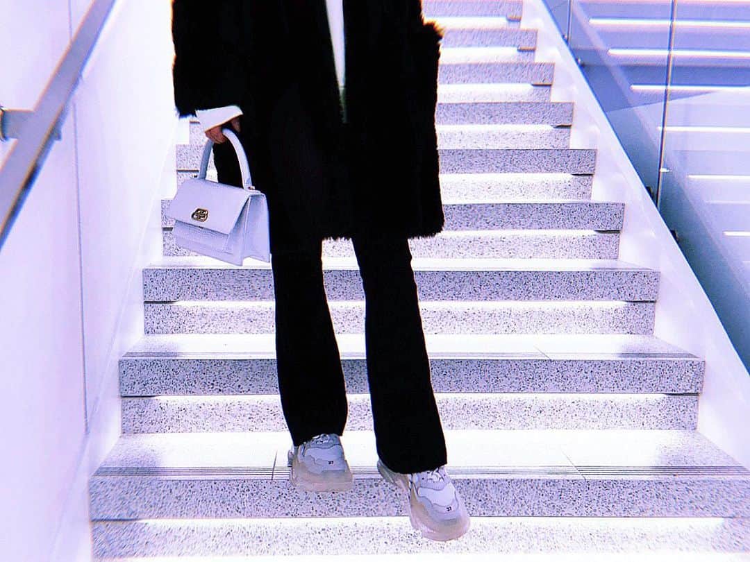 スミス楓のインスタグラム：「𝗗𝗮𝘆 𝗢𝗳𝗳🤍🖤🤞🏻﻿ ﻿ さむすぎて真冬のアウター🐜﻿ エステいって帰宅の日。 ﻿ 🥱🥱🥱🥱🥱﻿」