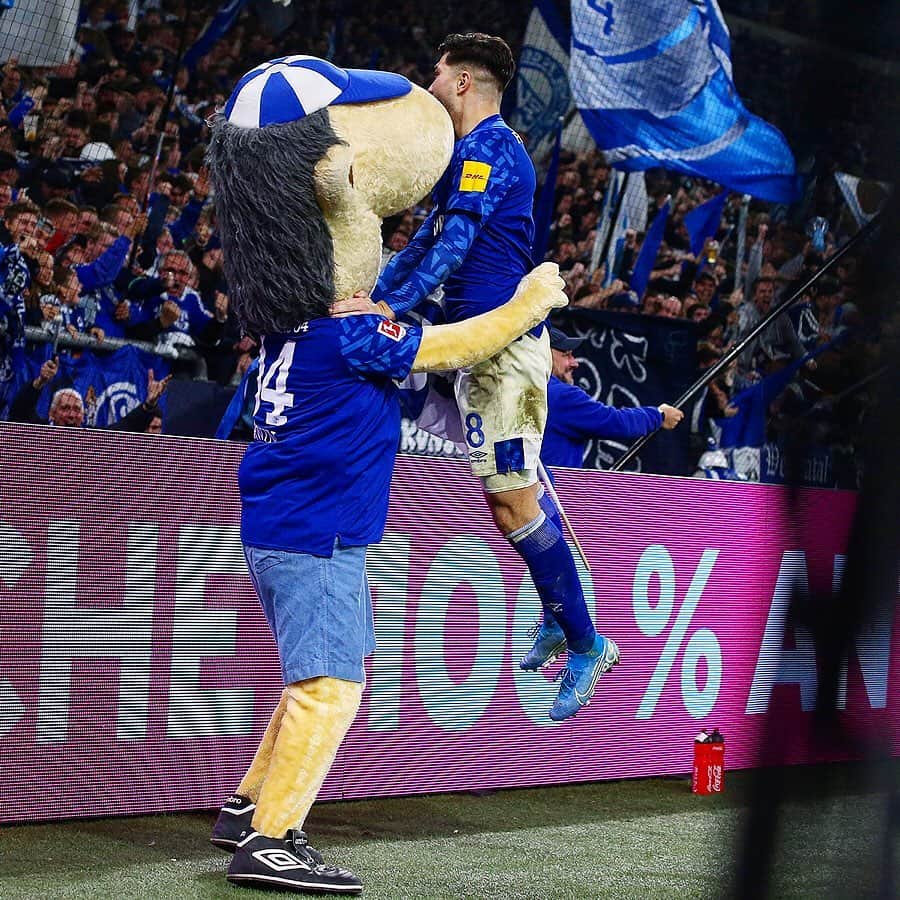 シャルケ04さんのインスタグラム写真 - (シャルケ04Instagram)「Jubel gegen den @fckoeln❓ @suatserdar8 weiß, wie es geht! 🙌🏽 Diesmal hoffentlich auch nach dem Abpfiff 🙏🏽 . . Goal celebrations against @fckoeln❓ @suatserdar8 knows how it works! 🙌🏽 On Saturday again? 🙏🏽 . . #Schalke #S04 #KOES04 #Bundesliga #Knappen #Football #Soccer #WirLebenDich #🔵⚪️」2月27日 23時47分 - s04