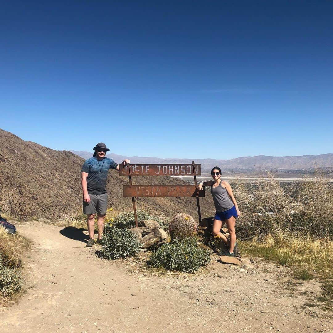 マリッサ・キャステリのインスタグラム：「Definitely testing his patience with all my hiking shenanigans.🌵」