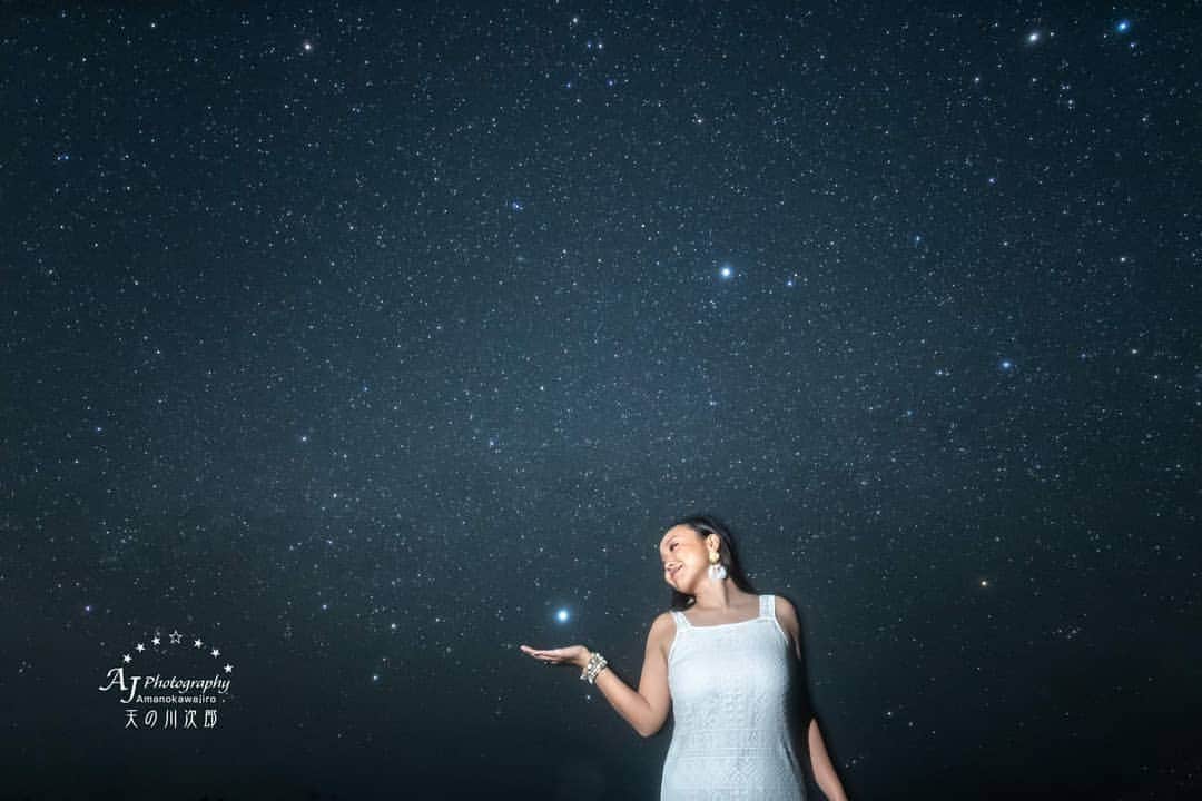 COMA-CHIさんのインスタグラム写真 - (COMA-CHIInstagram)「wish upon a star? no, I'm just playing with my roots of soul, sirius✨ 石垣島の大好きな場所、いっぱいあるけど…。 宇宙を近くに感じれる夜空の壮大さは本当に素晴らしい🌠 今回も @amanokawajiro さんに、 私の魂の故郷の星「シリウス」との2ショットを撮っていただきました♫  やっぱりどこにいても、 この星とは繋がってる♥🌈🛸 #シリウス #宇宙 #星空 #石垣島 #ポートレート #夜空 #sirius #beautifulphoto #nightsky #ishigaki」2月27日 23時42分 - coma_chi
