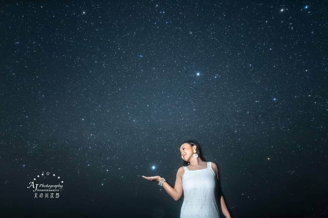 COMA-CHIのインスタグラム：「wish upon a star? no, I'm just playing with my roots of soul, sirius✨ 石垣島の大好きな場所、いっぱいあるけど…。 宇宙を近くに感じれる夜空の壮大さは本当に素晴らしい🌠 今回も @amanokawajiro さんに、 私の魂の故郷の星「シリウス」との2ショットを撮っていただきました♫  やっぱりどこにいても、 この星とは繋がってる♥🌈🛸 #シリウス #宇宙 #星空 #石垣島 #ポートレート #夜空 #sirius #beautifulphoto #nightsky #ishigaki」