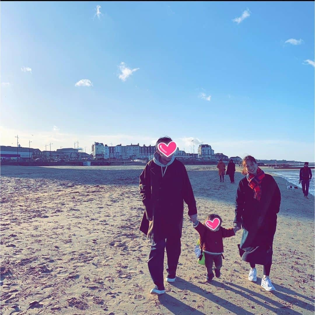 安田美沙子さんのインスタグラム写真 - (安田美沙子Instagram)「ロンドン旅マーゲート編 友人の住む海の街に、特急に乗って行きました🌈  目の前に海が広がる、おしゃれなお家にお泊まりさせてもらいました。街もいいけど、全く違う景色の広がるエリアに行けた事が、とても充実感。ゆったりした時間の流れの中、幸せ過ぎて泣きそうになった。 . . . 友人が用意してくれた、可愛い糸電話をしたり、バスカフェでブランチしたり、海を歩いたり、アンティークショップをのぞいたり。 . . . 街にある、おばあちゃんの味だというイタリアンもほんとに美味しかった❤️ . . . 美しい海の街、大好きな友人達が住む街、そしてセンスの良いおうち！！もうマーゲートが恋しいです😭✨ また絶対に行きたい！ . . . #instagood #margate #margatebeach #beautiful #sea #friends #buscafe  #brunch #寝巻きはUNIQLO #懐かしの糸電話 #何から何までありがとう」2月27日 23時49分 - yasuda_misako