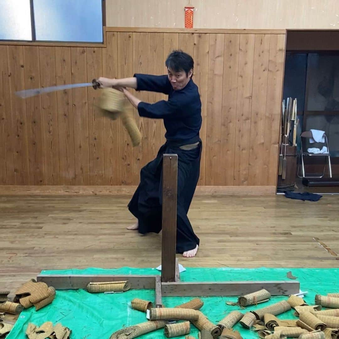 吉沢悠さんのインスタグラム写真 - (吉沢悠Instagram)「． Today's lesson. I practiced to use Japanese sword of next level. . 今年初の刀稽古。 久しぶりだったので、色々思い出しながらでした。 ． 初めて、刀の分解も経験させて頂きました。 ． 美しい所作が出来るように、日々鍛錬です。 近藤先生いつもありがとうございます。 ． #刀 #katana #japan #真剣 #試し斬り #剣道 #稽古 #鍛錬 #分解 #感謝 #水平斬り #なかなかできない #課題 #多い #美しい #所作」2月27日 23時49分 - hisashi_yoshizawa