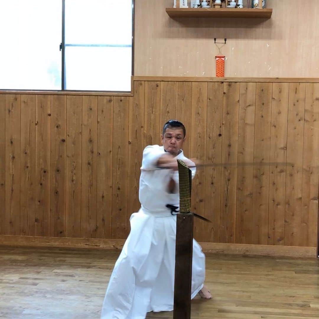 吉沢悠さんのインスタグラム写真 - (吉沢悠Instagram)「． Today's lesson. I practiced to use Japanese sword of next level. . 今年初の刀稽古。 久しぶりだったので、色々思い出しながらでした。 ． 初めて、刀の分解も経験させて頂きました。 ． 美しい所作が出来るように、日々鍛錬です。 近藤先生いつもありがとうございます。 ． #刀 #katana #japan #真剣 #試し斬り #剣道 #稽古 #鍛錬 #分解 #感謝 #水平斬り #なかなかできない #課題 #多い #美しい #所作」2月27日 23時49分 - hisashi_yoshizawa