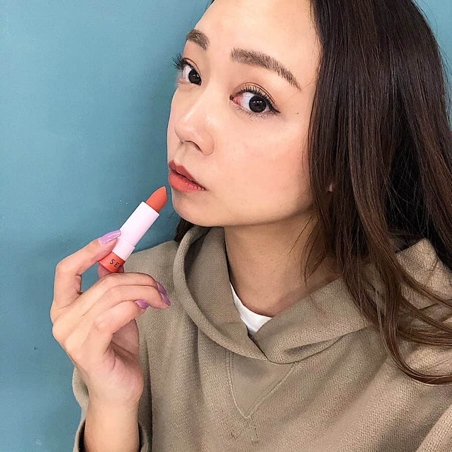 石田美奈子のインスタグラム：「𝘀𝗸𝗶𝗻 𝗰𝗮𝗿𝗲 & 𝗺𝗮𝗸𝗲 𝘂𝗽 . 約2ヶ月行けていなかった#salonvary @salonvary_official に行ってきました💜 . 2枚目の写真を見ていただきたい‼︎ 片側だけ施術したあと、あまりの#リフトアップ 具合に途中で記念撮影📷✨ 片側だけキュッと上がったのがわかると思います😍 . #水玉リフティング の効果、本当に凄い…👏 体重増加と浮腫でぼやけていた輪郭がスッキリ🙈💛 水分量とトーンも上がって、お肌の調子が良い(⑅ˊᵕˋ⑅)♪ やっぱり定期的に通うべきだと再確認しました！ . . ハワイで買った#SEPHORA のリップがとても良い💄✨ 安くて発色が良くてオススメです☺︎ カラーごとにデザインが違うパッケージ(3枚目の写真)も可愛くて♡ 2色しか買わなかったけれどもっと買えばよかったと後悔しています💭 . 💆🏻‍♀️ → #minako_beauty . #アラサー美容 #恵比寿エステ #小顔 #リフトアップ #ハイパーナイフ #sephoralipstick」