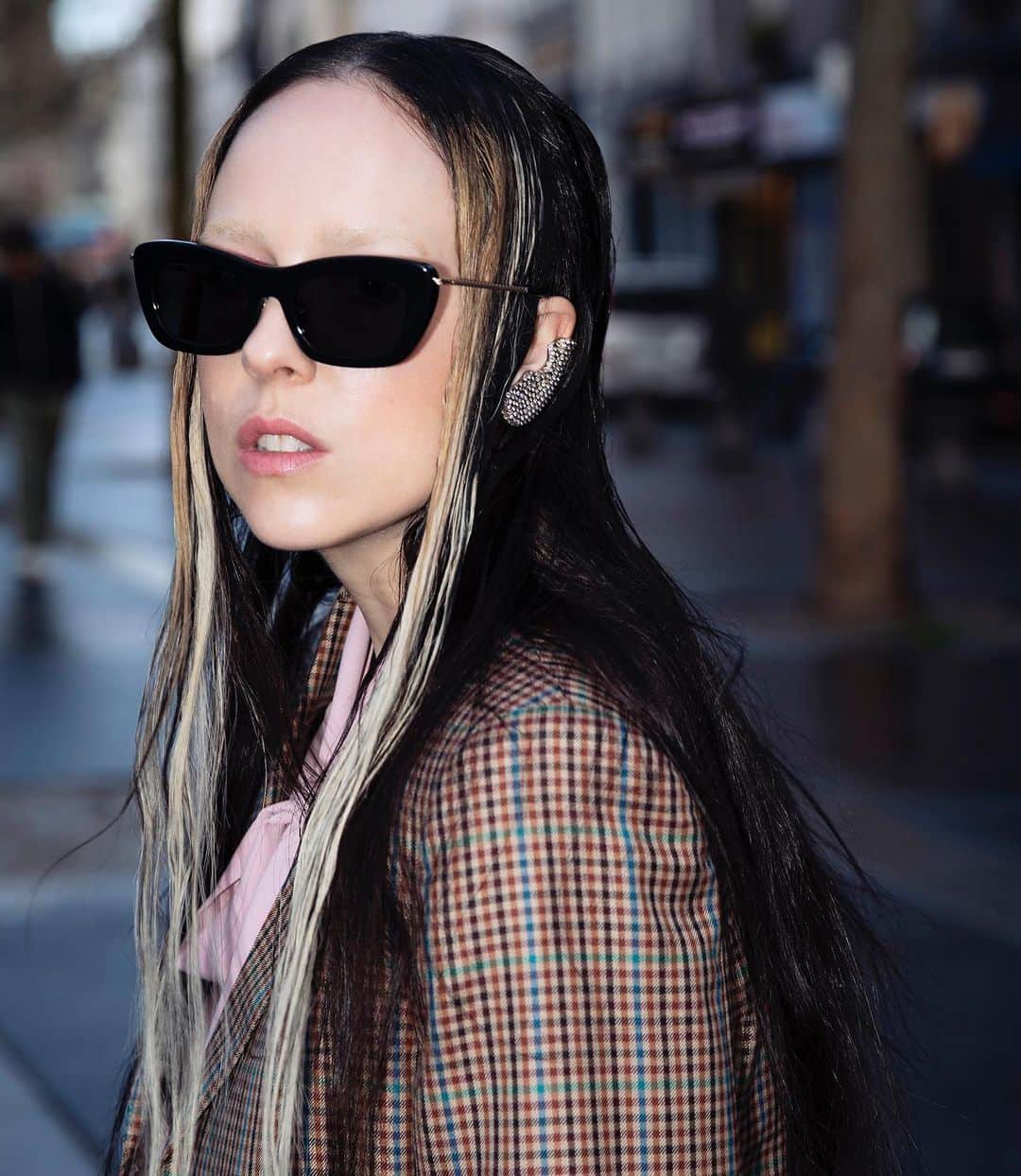 アリー・エックスのインスタグラム：「This fit tho. @lanvinofficial did a really incredible show yesterday. Bravo to the @brunosialelli 👏🏻⁣ Innovative excellence. ⁣ ⁣⁣ 📷 @guillaumethomasparis ⁣ ⁣ PS I’m super obsessed with these ear cuffs 👂🏻」