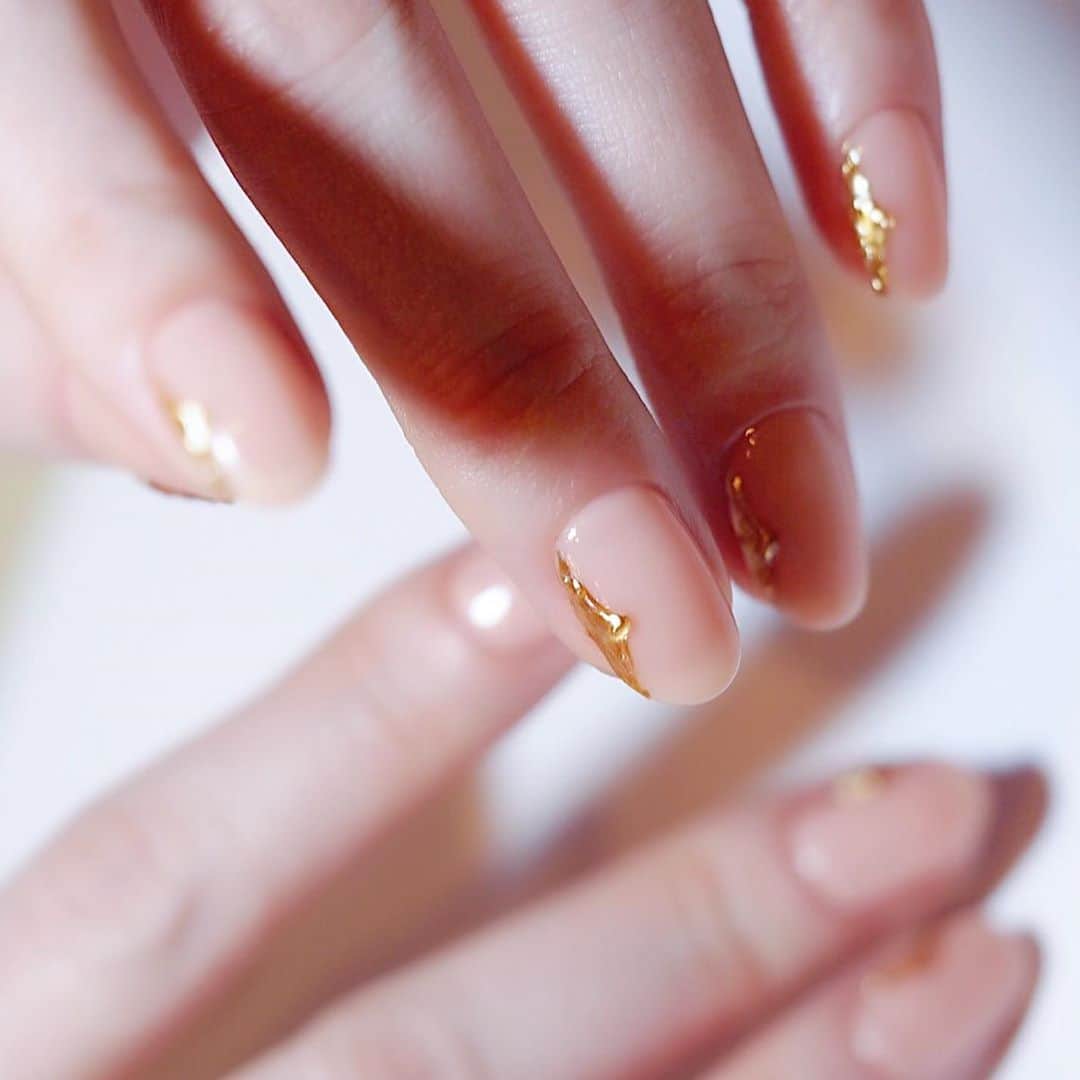 長谷川唯のインスタグラム：「・ ・ 久々の @izumi_kira nailしてもらったよん🤍ゴールドのは、パーツではなくて手書きなんだよ😯👏🏻✨ほんと上手で綺麗😌💕 ありがとう😘🤍🤍・ ・  #instagood #photooftheday #instadaily #all_shots #instacool #fashionista #nailstagram #instanail #nailswag #nails #nail #gelnail #nailart #handpainted #naildesign #nailpro #nailmagazine #ネイル #ジェルアート #ネイルアート #モードネイル #네일 #젤네일 #美甲 #指甲 #手描きアート #ジュエリーネイル」