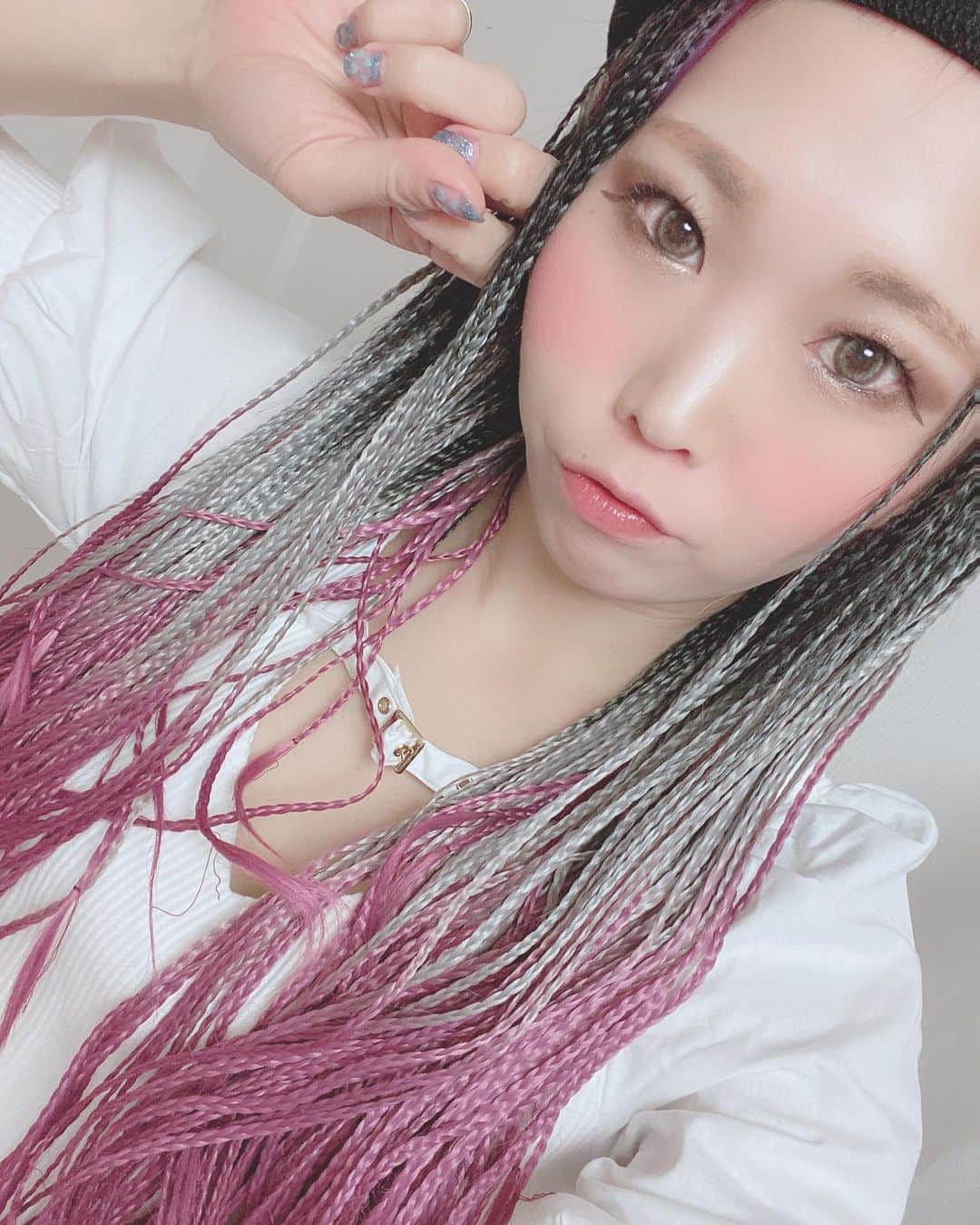 RINGOのインスタグラム：「💜🖤💜 #ブレイズヘア 😙 昨日ストーリーズに載せたやつ💋 これウィッグなんだー🥰 ほんとに全頭編むのは髪の毛洗えないのがつらすぎるから ウィッグげっとしてん😙😙😙 髪の毛長くなるの去年の夏のエクステ以来💡 • • #デコ」