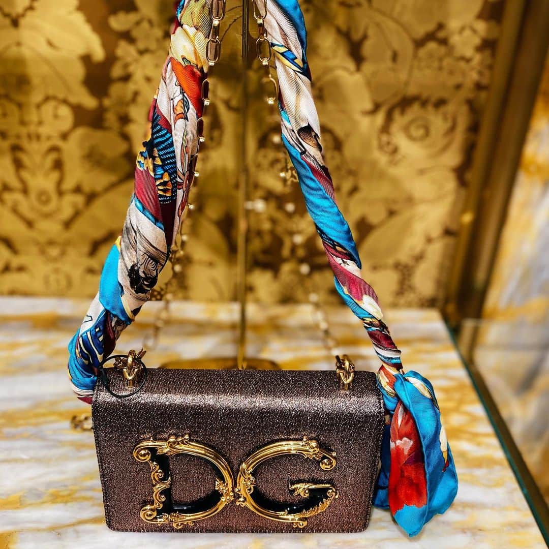 RJMStyleのインスタグラム：「Scarf Bag's are going to be huge this Summer.. ☀️ Use a colorful patterned scarf around one of the handles of your fave tote bag. #personalstylist」