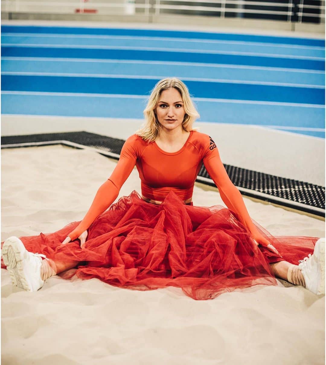 ハンネ・クレスのインスタグラム：「🍄 🎩 H a n n e  i n  w o n d e r l a n d ⏰ 🐰 Cool experience to partner up with ELLE magazine, tell my story and not wear running clothes for once. Check it out in the March edition available now @elle_belgie / @ellebelgique ... Thanks team, I’m proud of the result! #thankful ©️📸 @carmendevoss」