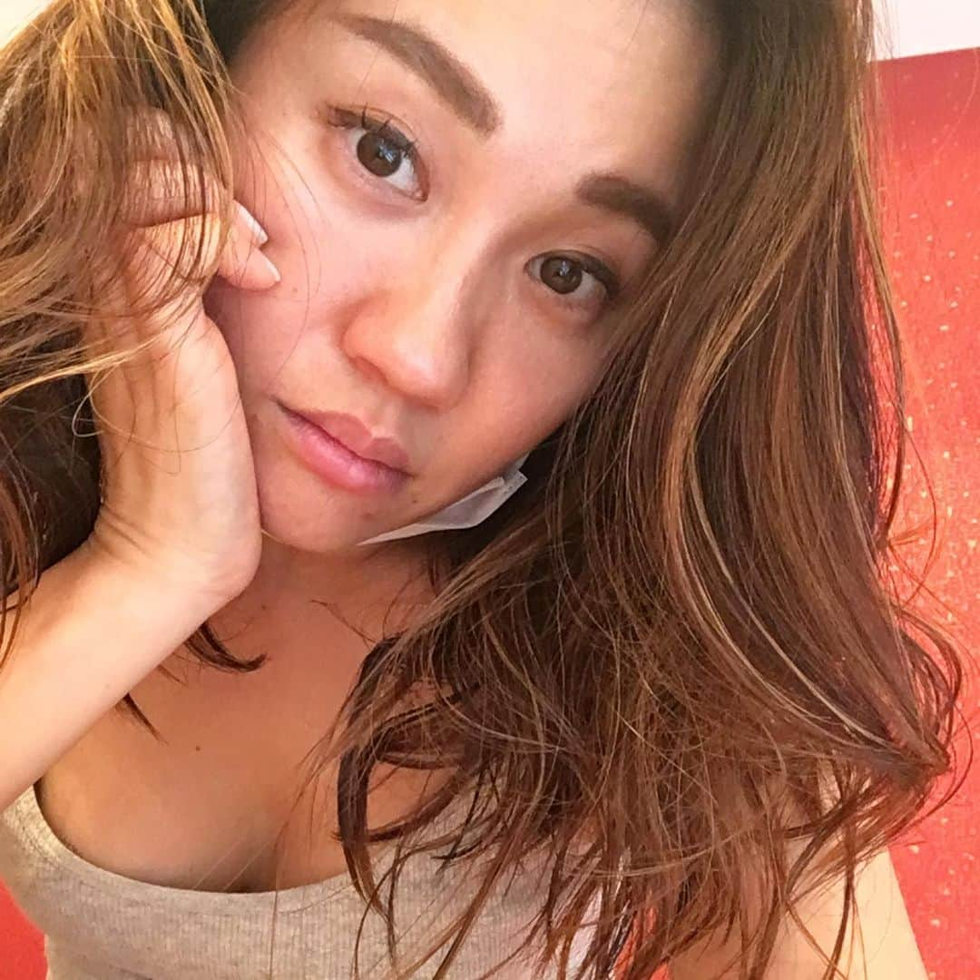 増山敬子さんのインスタグラム写真 - (増山敬子Instagram)「すこぶる体調が悪い日にでも、 @m.plus の予約の日には必ず行けるようになりました！体調が不調だとベットからも出たくなくなるけど、 @muno_plus  のドM施術笑と、リラックス効果のミックスが半端なくて、 結果、体調不良どこ行っちゃいましたか？ ってなります！ そういう時ない？ この人に会うと疲れるな〜とか、 この人に会うと元気になるな〜って。 どっちがいいかって 元気になれる人達と一緒に居ること！ 行くこと、触れてもらうこと。 身体を触るってやっぱり、エネルギーがいい人に絶対やってもらいたい！ だってお金ちゃんと払うんだもん！ 特に私、すっごく、いろんなことを受けやすいんだ！っとようやく気づいた！笑 色んな身体についていた鎧でガードしてたはずが積み重なっちゃっていたっー！ から、よけい鮮明にわかっちゃう。 からダメやな〜っつな時にはたっぷりたっぷり寝てます💤 #ロングスリーパー ベットが幸せ♡ 布団の中で、子供達と映画見るのが幸せ♡ 何故ならばー！ 普通が普通としてできない #adhd だからっ🤣🤣 ってでもさ、なんだかこの名前もなんだかねって思うんだけどさ。  だから、ちょっとのことですぐ幸せを感じられる！から結果、変わってるんだけど満足度高い+色んな面で思考や捉え方が少し違うんだけど、鬼母がどうにもこうにもなりません😵 世の中のママはどうやって、怒らずおおらかに接してるのか泊り込みで合宿したいっ😅 #話だいぶそれた件 #麻布十番#パーソナルエステ#パワースポット#むのさん 笑笑#マスクどこで買えるだろう」2月28日 0時12分 - keikomasuyama