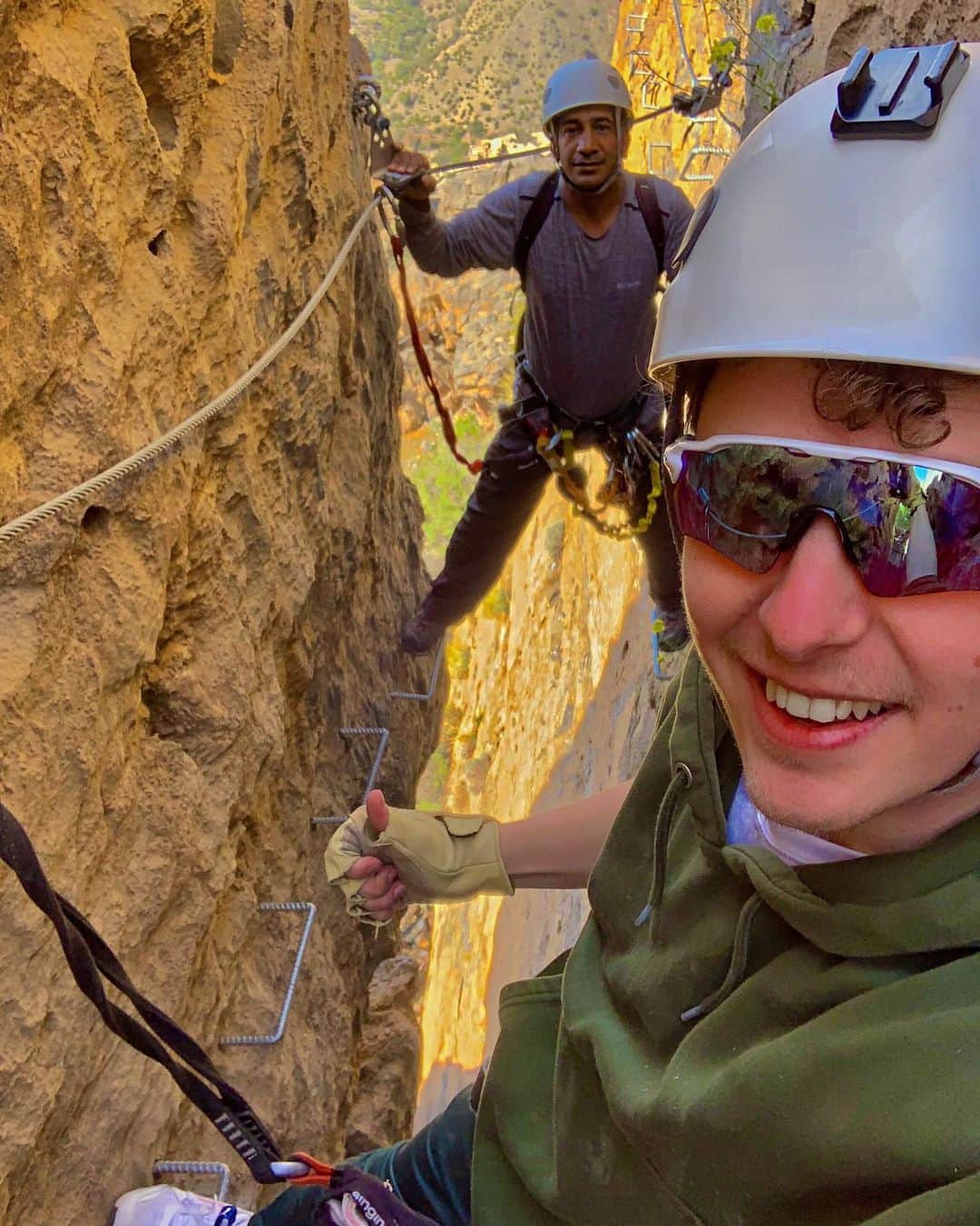 Norman Thavaudのインスタグラム：「J’ai fait ça moi ? 😅 J’en reviens toujours pas ! Grosse pression mais j’ai réussi ! Regardez moi la hauteur en dessous... L’escalade, ma nouvelle passion (ou Via Ferrata pour ceux qui aiment l’exactitude parfaite) Vous en avez déjà fait ? Ça vous dirait une grosse vidéo YouTube sur l’escalade ?⛰🧗🏼‍♂️ @anantarajabalakhdar」
