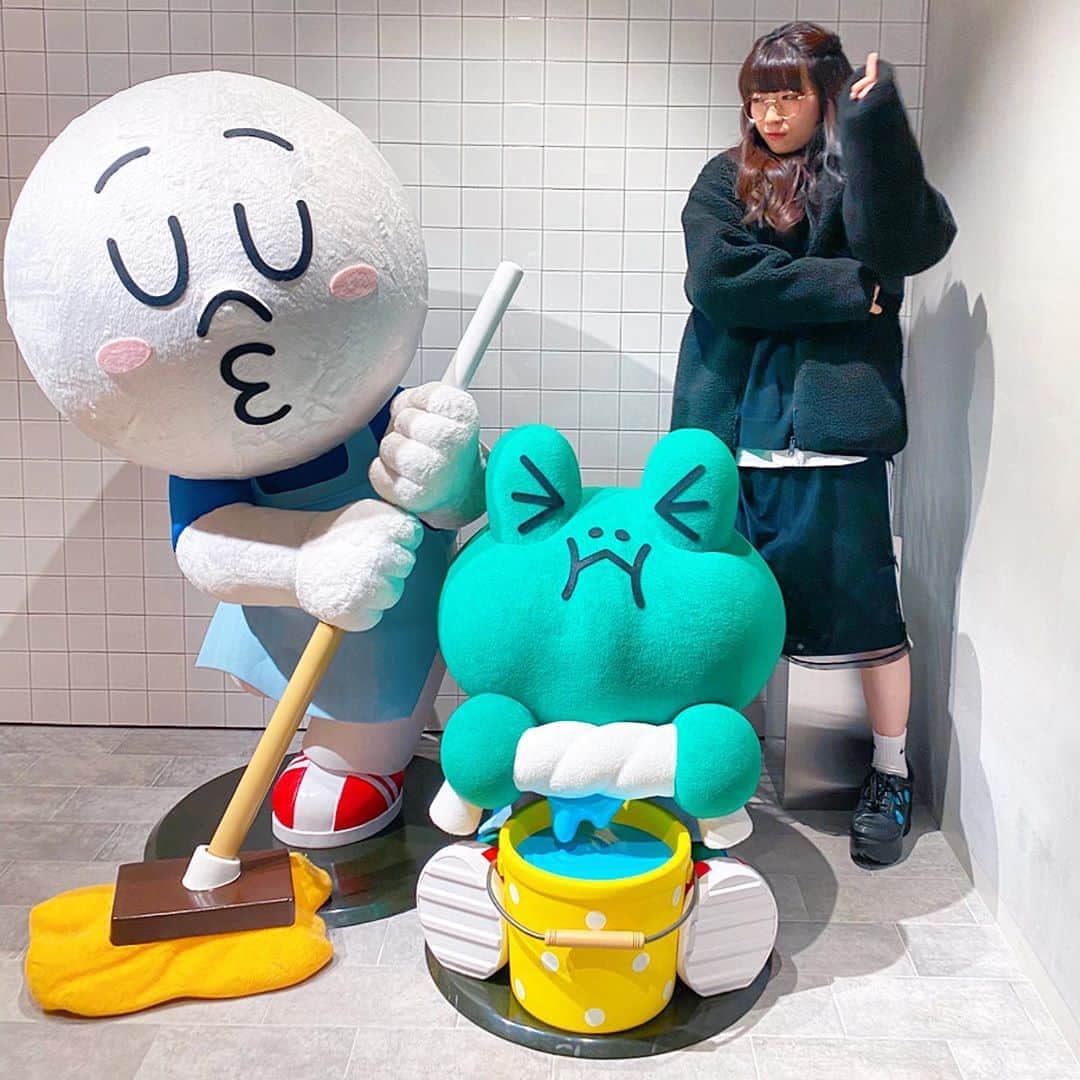 ぱいぱいでか美のインスタグラム：「暇になった日は掃除でもしよかな。 掃除の指示でもしよかな。 ꙳ #LINE #フォトスポット ꙳ LINEさんでの写真シリーズもいよいよ佳境です。 このフォトスポット見つけた時に 一緒に掃除じゃなくて 即指示側に回ったの性格ですぎでしょ、 となりました。 反省します……。」
