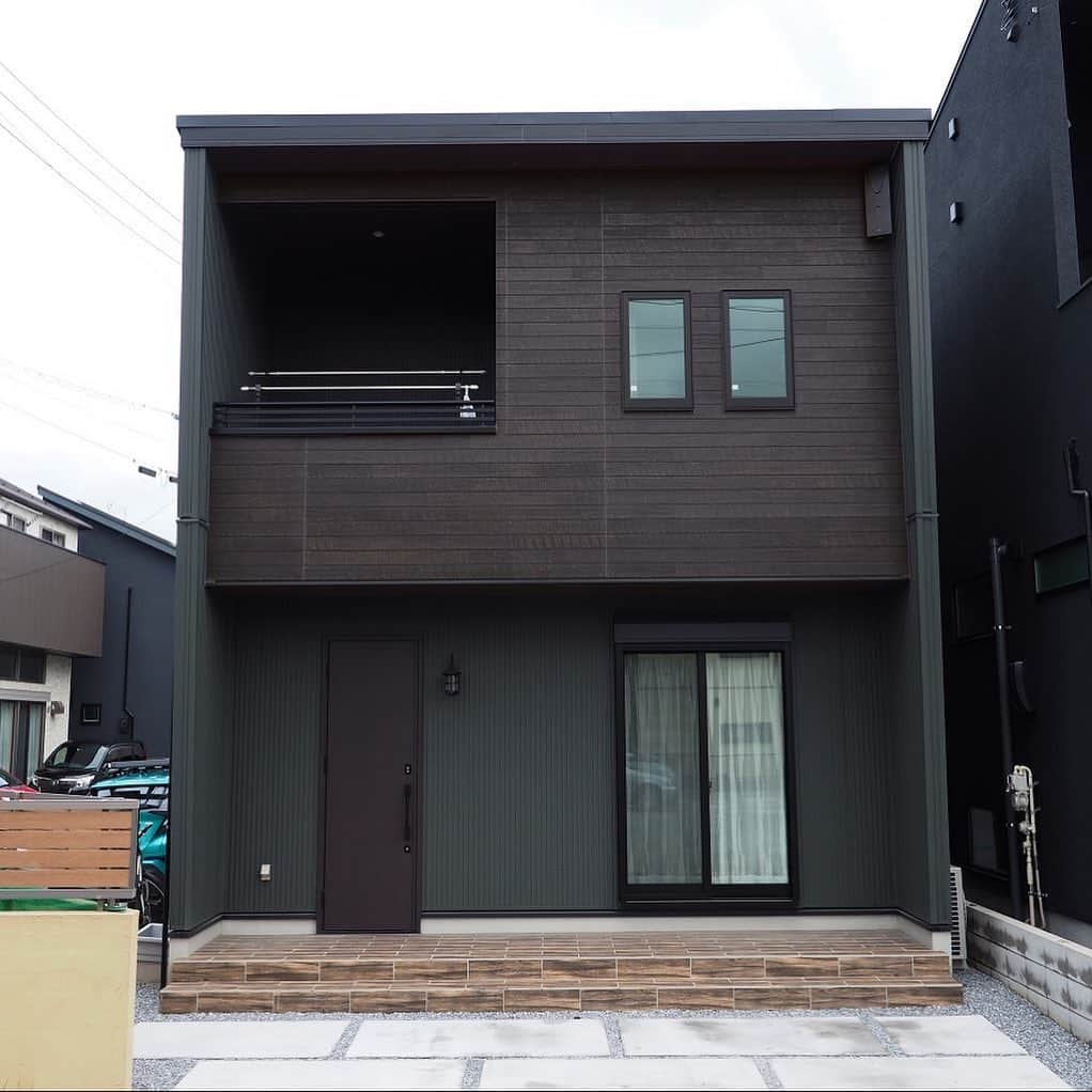 suzukuri さんのインスタグラム写真 - (suzukuri Instagram)「【施工事例：茨城県K様】 ミストグリーンとミディアムブランのおしゃれでかっこいいVientoにお住まいのK様。 . ご結婚を機に建てたこちらのお家には、こだわりがたくさん。 . 外観と同じく、お部屋のなかも落ち着いた色の家具で、かっこいい雰囲気を出しています。 . 無駄の無いコンパクトさと、重厚感のある外観が特徴のVientoは、自分だけのスタイルにピッタリなおうちが見つけられます。 . .⁠ ▶︎デザイン・サイズ・価格、すべてがちょうどいい家づくりをサポート。Vientoの詳細・資料請求はプロフィールリンクから。⁠ →@suzukuri.official⁣⁠ .⁣⁠ .⁣⁠ ⁣#viento #suzukuri ⁣⁣#注文住宅⁣#新築⁣#家⁣#平屋⁣#アメカジ⁣#秘密基地 #インテリア ⁣#雑貨⁣#リビング #ダイニング #キッチン #洗面 #インダストリアル #カフェ風 #ナチュラル #かっこいい家 #フレンチカントリー #北欧 #ブルックリン #アメリカンハウス #サーファーズハウス #カリフォルニアスタイル #ヴィンテージ #タイル #リフォーム⁣ #ガレージ #施工事例 #funlife」2月28日 11時11分 - suzukuri.official