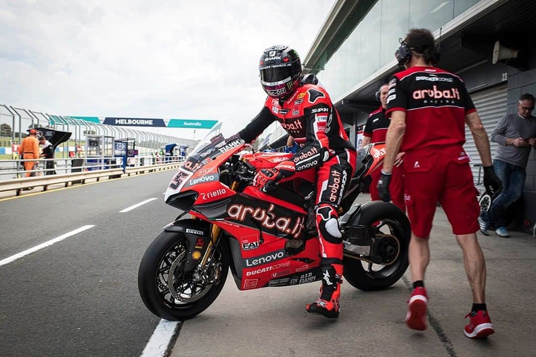 Ducati Japanさんのインスタグラム写真 - (Ducati JapanInstagram)「【SBK】今週末は2020スーパーバイク世界選手権開幕戦オーストラリア🇦🇺ラウンドがフィリップアイランド・サーキットで開催されます。  開幕前にフィリップアイランド・サーキットで行われたオフィシャルテストで、Aruba.it Racing - Ducatiチームのスコット・レディングとチャズ・デイビスはレースペースに関して、確かな手ごたえを感じてテストを終了しました。  今シーズンもAruba.it Racing - Ducatiチームへのご声援をお願いします！  レーススケジュール (現地時間) 2月28日（金） FP1: 10.30 - 11:20 FP2: 15.00 - 15.50  2月29日（土） FP3: 10.00 - 10.20  Superpole: 12.15 - 12.40  Race 1: 15.00 -  3月1日（日） Warm Up: 9.30 - 9.45 Superpole Race: 12.00 - Race 2: 15.00 -  #ArubaRacing #Ducati #ForzaDucati #SBK #ドゥカティ #パニガーレV4 #AusWorldSBK」2月28日 9時43分 - ducatijapan