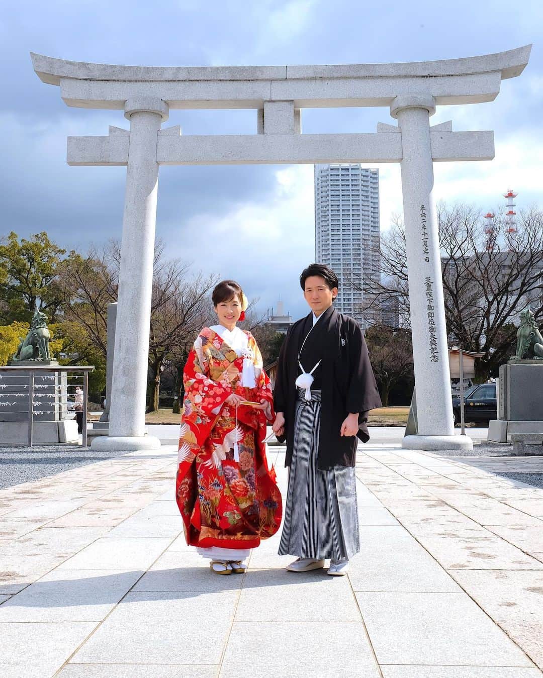 家族挙式さんのインスタグラム写真 - (家族挙式Instagram)「@kazoku_wedding をフォローして、 #家族挙式 でお写真を投稿してくださいね＊* . ------------------- 雲の隙間から差し込む光が 神々しくおふたりを照らす 幻想的なお写真になりました＊ 花嫁さまの真っ赤な色打掛がよく映えて 美しい和装フォトに*  会場：#護国神社 ------------------- . ❁テレビCM放映中 ▹▸ ”家族挙式ベスト”なら 【挙式・衣裳・美容・写真】が含まれたプランが99,000円〜叶います＊ ▽予約はTOPのリンクから❁ >>> @kazoku_wedding ------------------- #家族挙式 #ベストアニバーサリー #家族 #Family #家族婚  #bestanniversary #少人数婚 #ウェディング #結婚式準備 #結婚式 #フォトウェディング #プレ花嫁 #卒花 #日本中のプレ花嫁さんと繋がりたい #花嫁 #卒花嫁 #国内挙式  #weddingdress #ウェディングドレス #プラコレ #Dressy花嫁 #2020秋婚 #2020春婚 #2020夏婚 #2020冬婚 #セントアクアチャペル #色打掛 #和装フォト #和装挙式」2月28日 9時55分 - kazoku_wedding