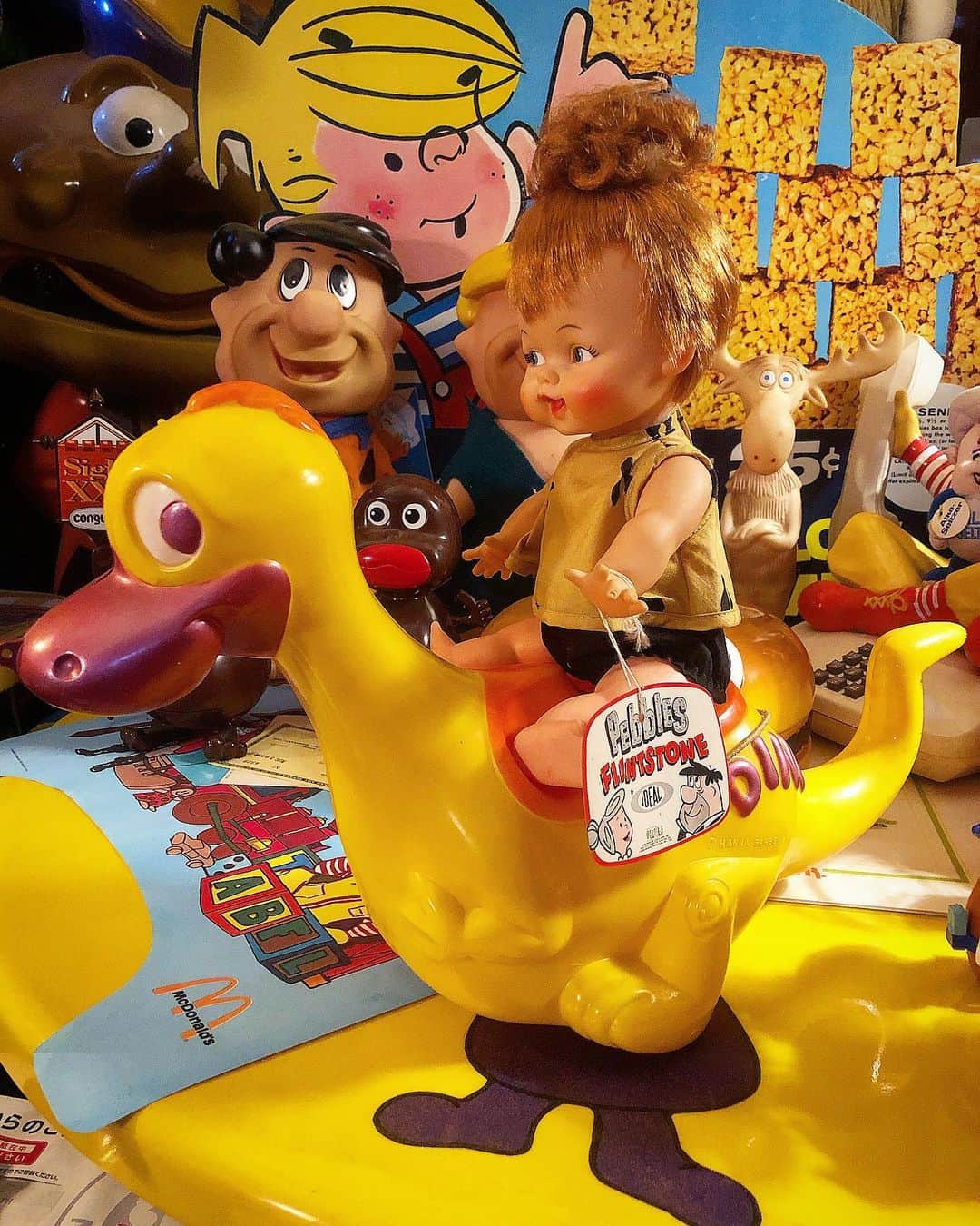 大川知英のインスタグラム：「60's IDEAL THE FLINTSTONES  DINO  STROLLER & TINY PEBBLES BOXED  WITH HAIR BONE 🇺🇸 ショーケース内を入れ替え整理してガラス蓋を戻して上に飾ってたトイ達を並べ直したら.. 入れ忘れてしまったディノとペブルス🧘🏼‍♂️ 久しぶりに見たけど...可愛いなぁ..🚬 #ideal#flintstones#dino#pebbles #60s#ショーケース#vintage#たまに整理 #入れ忘れ#可愛いからそのままにしよう #amecajiboys#takatsubase #アメトイ部キャプテン」