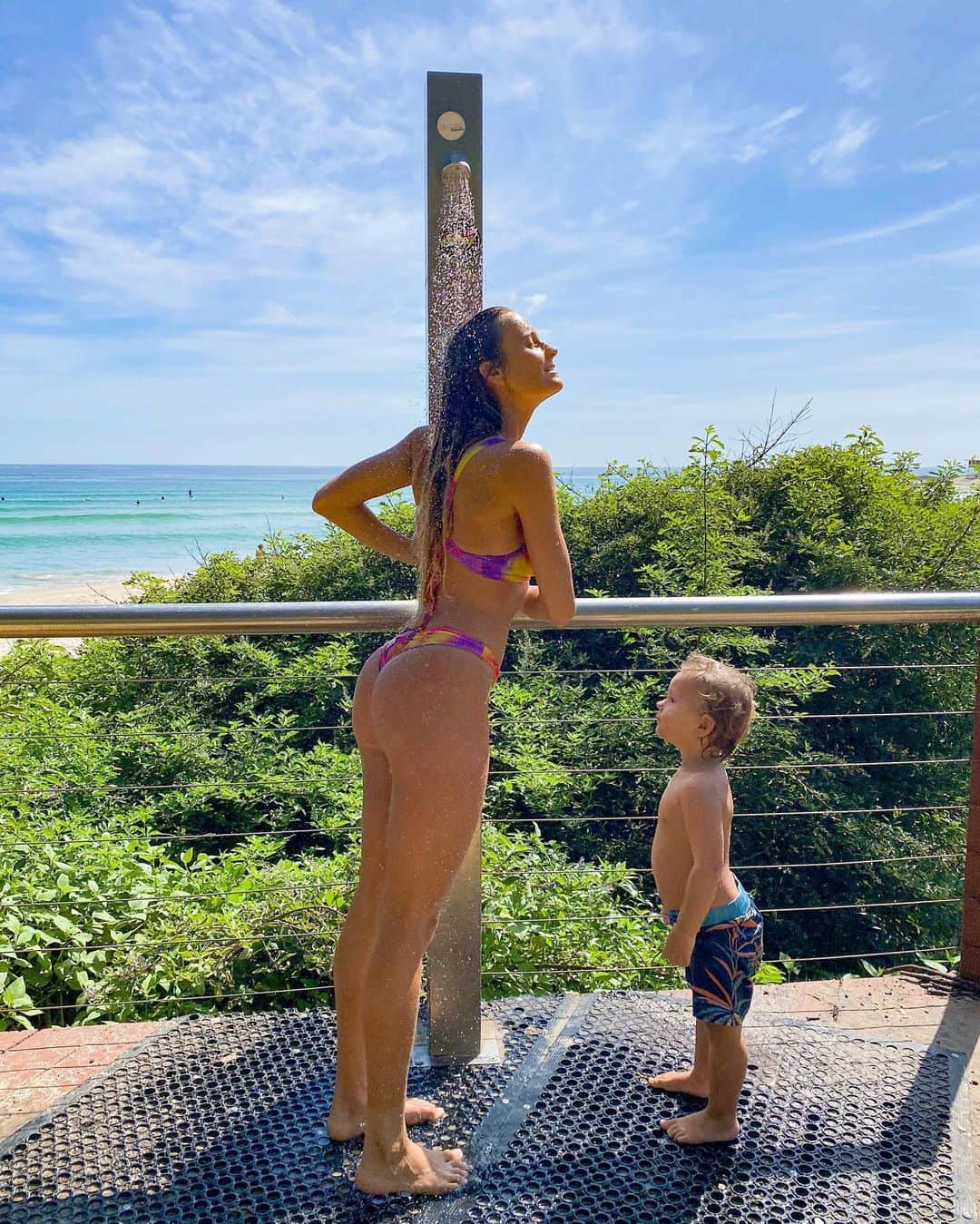 アラナ・ブランチャードのインスタグラム：「Just another beach shower with my lil man. He’s finally letting us put board short on him🤟」