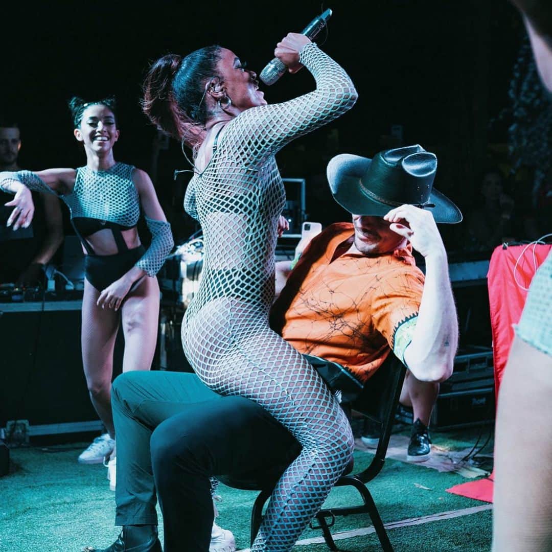 メジャー・レーザーのインスタグラム：「@diplo will be quitting his current job and moving to rio to pursue his new passion of being a stage prop」