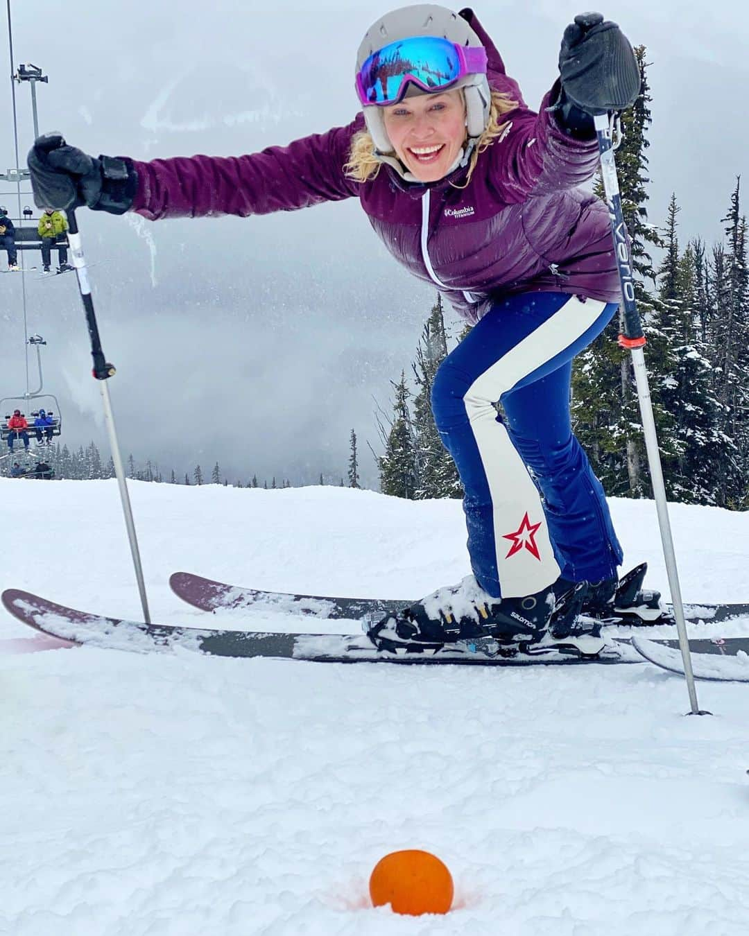 チェルシー・ハンドラーさんのインスタグラム写真 - (チェルシー・ハンドラーInstagram)「I just found an orange on the slopes and if that isn’t a sign from my brother or mama, I don’t know what is. That’s my sign! My friend spotted it and we skied right over for some vitamin c and to give them both a kiss. 🍊#signs」2月28日 10時06分 - chelseahandler