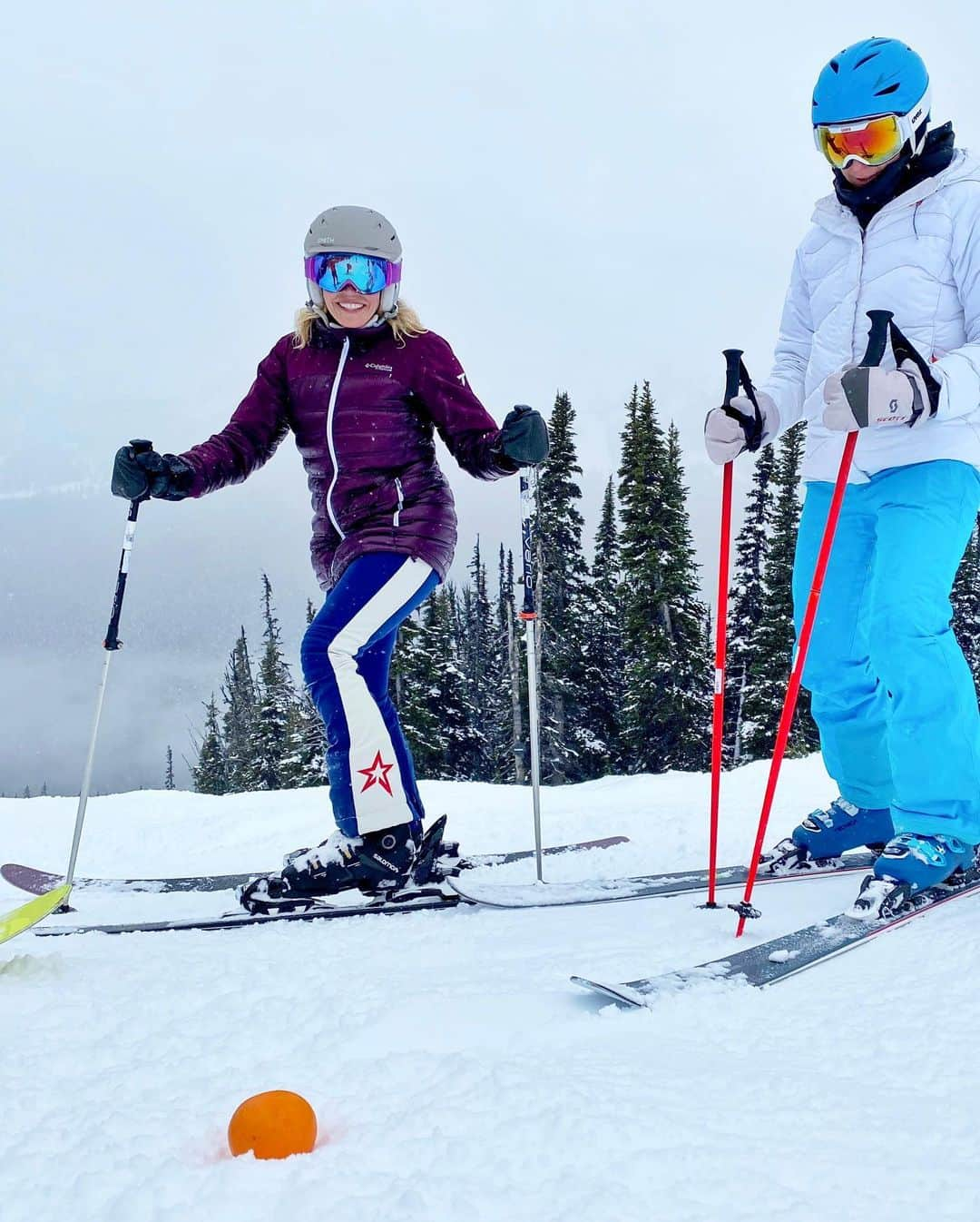 チェルシー・ハンドラーさんのインスタグラム写真 - (チェルシー・ハンドラーInstagram)「I just found an orange on the slopes and if that isn’t a sign from my brother or mama, I don’t know what is. That’s my sign! My friend spotted it and we skied right over for some vitamin c and to give them both a kiss. 🍊#signs」2月28日 10時06分 - chelseahandler