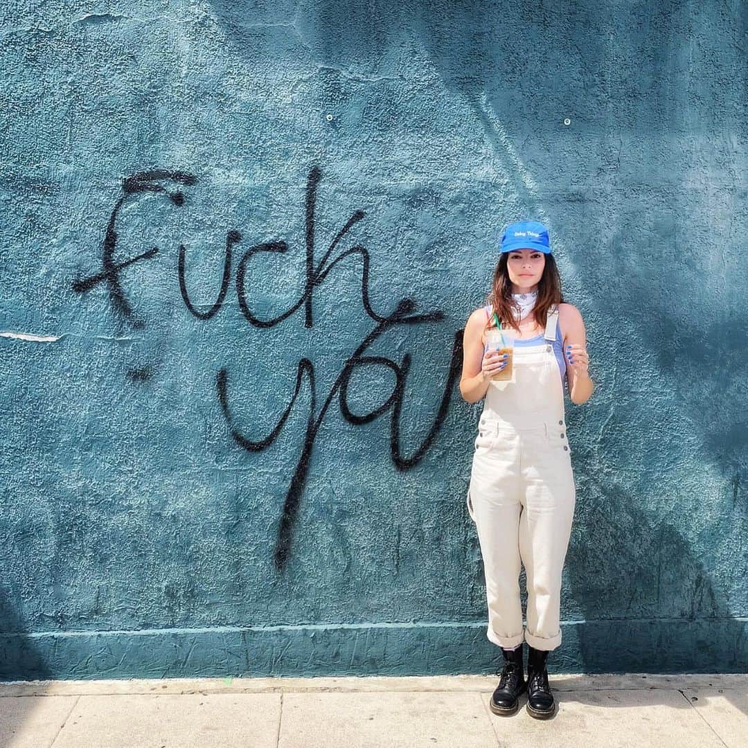 ケリー・オックスフォードのインスタグラム：「This photo was taken on a scout for @pinkskiesaheadmovie. The graffiti was removed before we shot there- but, good news- it was replaced by a beautiful green wall which I preferred and used.  The premiere of @pinkskiesaheadmovie is in two weeks, opening @sxsw at 9pm on Friday the 13th !!! #tbt」