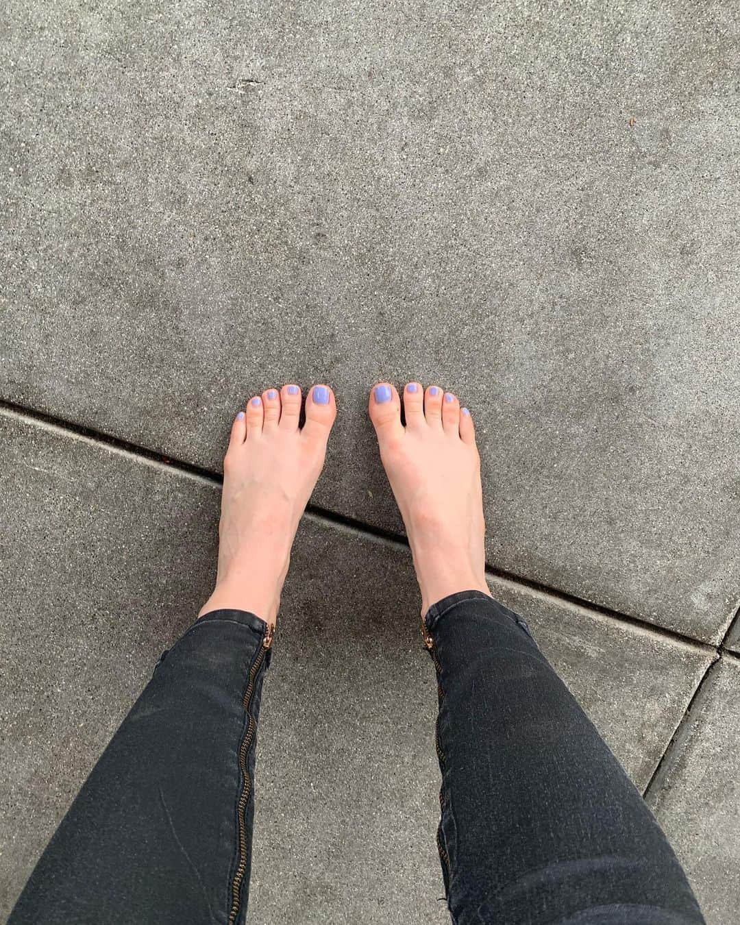 ベス・ベアーズさんのインスタグラム写真 - (ベス・ベアーズInstagram)「Nothing like your @chloe heels breaking the moment you start your audition. Then doing your audition barefoot. Then walking down Larchmont Blvd to your car, also barefoot. You can't get #coronavirüs through your feet right?」2月28日 10時11分 - bethbehrs