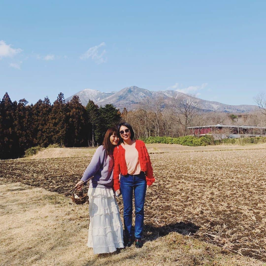 坂本美雨さんのインスタグラム写真 - (坂本美雨Instagram)「共に旅を重ねている友人の名編集者&ライター柿本マキちゃんと、写真家ムラケンさん。 ずっと自然に笑ってばかりいられるふたり。 ふたりのあたたかい目線に感謝でいっぱい。 @makikakimoto  @murakenphoto #kakimotomakiworks #4歳7ヶ月」2月28日 10時11分 - miu_sakamoto