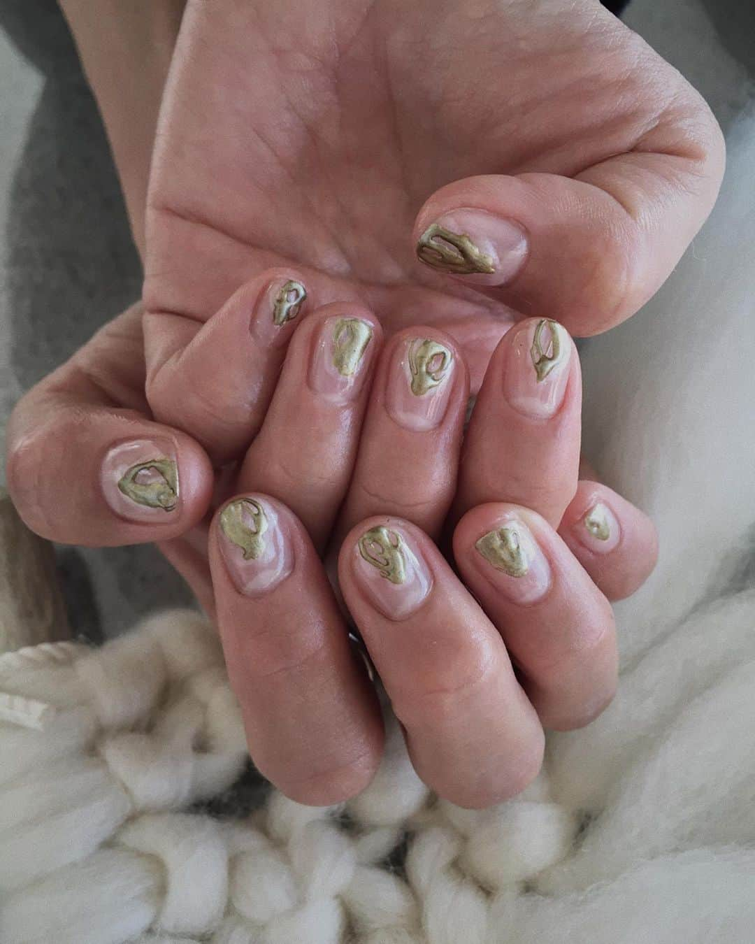 佐野真依子さんのインスタグラム写真 - (佐野真依子Instagram)「半年ぶりにNAILをしたよ🌿 そろそろネイルしない？ と声かけてくれたあやのちゃん💅 クリアベースにホワイトパールと立体感のあるメタリックゴールドで ニュアンスネイルに🌿 今回はあやのちゃんがこれの シルバーバージョン だったからお揃いにしたよ💅 いつもあやのちゃんにお願い するときはオススメNAILで ほとんどおまかせ♡ いつも最高に可愛く 仕上げてくれてありがとうー♡ @a_nail37  #ayanail . . あやのちゃんのネイルサロン 調布お近くの方はぜひぜひ 行ってみてね❤︎ @a_nail37 インスタにのってる デザインもいつも可愛くて 参考になります💅♡ リングは新作の @trunc88_official  アイテム💍」2月28日 10時46分 - sanomaisanomai