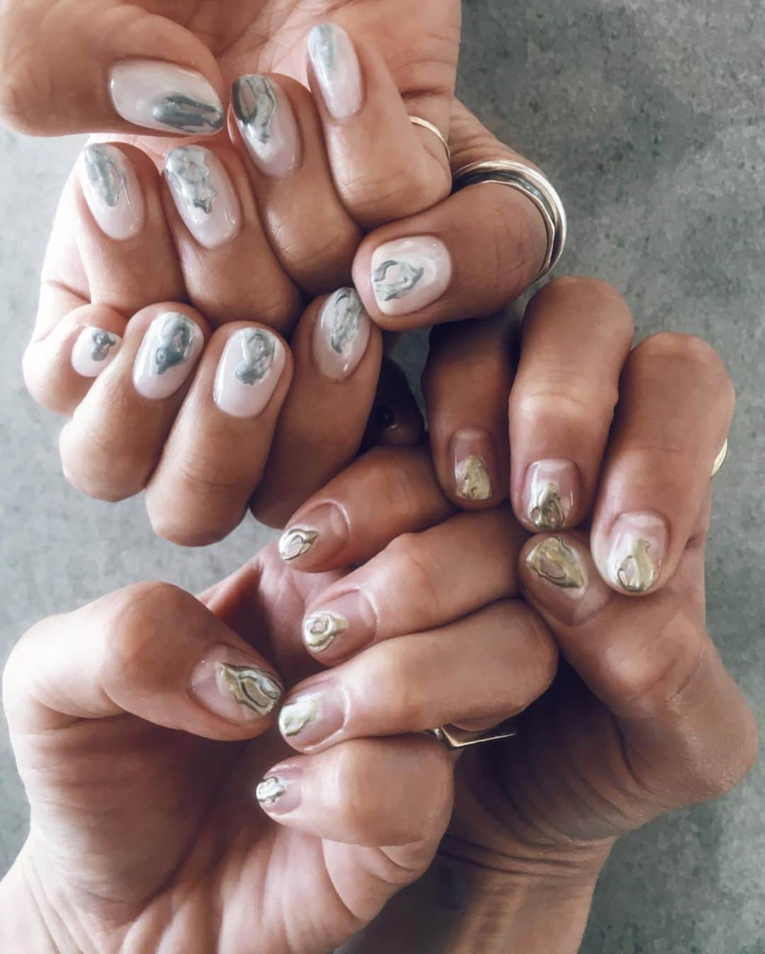 佐野真依子さんのインスタグラム写真 - (佐野真依子Instagram)「半年ぶりにNAILをしたよ🌿 そろそろネイルしない？ と声かけてくれたあやのちゃん💅 クリアベースにホワイトパールと立体感のあるメタリックゴールドで ニュアンスネイルに🌿 今回はあやのちゃんがこれの シルバーバージョン だったからお揃いにしたよ💅 いつもあやのちゃんにお願い するときはオススメNAILで ほとんどおまかせ♡ いつも最高に可愛く 仕上げてくれてありがとうー♡ @a_nail37  #ayanail . . あやのちゃんのネイルサロン 調布お近くの方はぜひぜひ 行ってみてね❤︎ @a_nail37 インスタにのってる デザインもいつも可愛くて 参考になります💅♡ リングは新作の @trunc88_official  アイテム💍」2月28日 10時46分 - sanomaisanomai