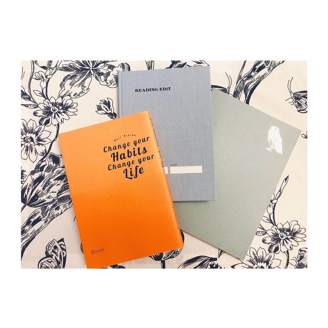のインスタグラム：「📚 . 最近は1冊の本の影響で 読書に更けるようになりました🦥 . 今読んでいるのは "習慣を変えれば人生が変わる"という本です📙 . 《2020年》 ナマケモノな自分とおさらばするため 人間に磨きをかけるため・幸せになるために たくさんの本に刺激を受けていこうかなあと😌 . そして日記と読書ノートもつけることにしました📖 有言不実行にならないように公の場で宣言します🙋‍♀️笑」