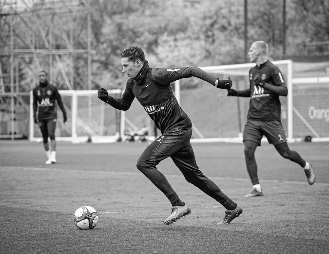 ユリアン・ドラクスラーさんのインスタグラム写真 - (ユリアン・ドラクスラーInstagram)「⚽️🔴🔵 • • • #campdesloges #psgdfco #practice #draxler #football #icicestparis #allezpsg #psg #paris #paname #jdx」2月28日 2時08分 - draxlerofficial