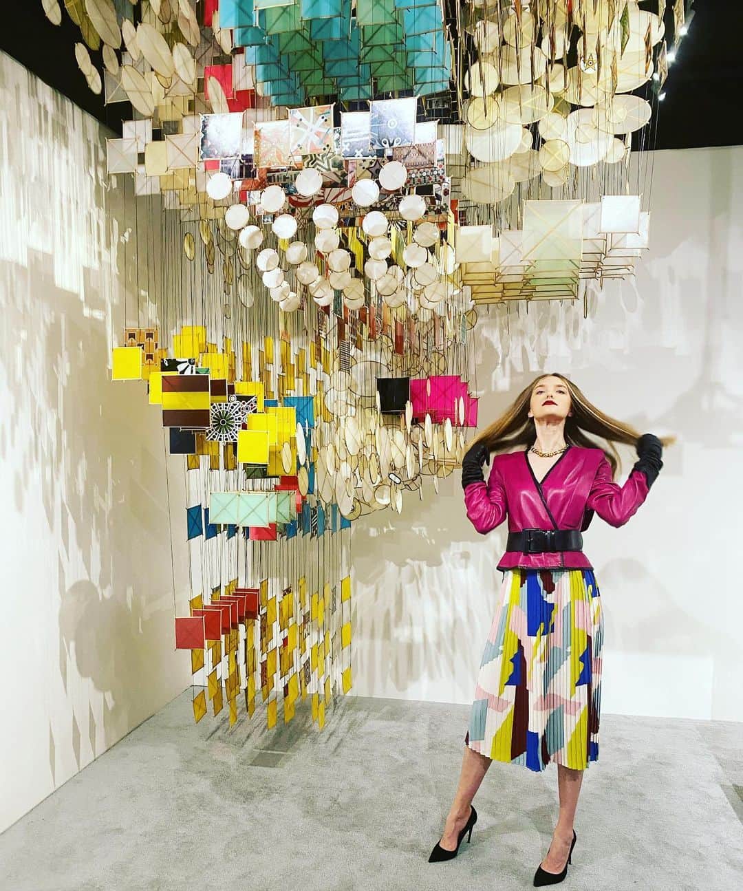 ヴラダ・ロスリャコヴァのインスタグラム：「A Glamorous Event of Fine Arts to benefit Henry Street Settlement organized by Art Dealers Association of America. Until March 2nd. Thank you @robinmarsicano for capturing the moment.」