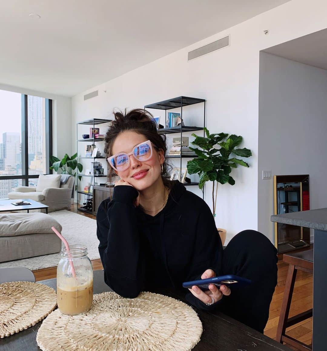 エミリー・DiDonatoのインスタグラム：「I have some very cool and exciting news! Did you know you can now TEXT ME ?! 🚨 📱 It’s true. My number is 845-202-4105! Head over to my stories to find out more! 📱 Text you later! 😉」