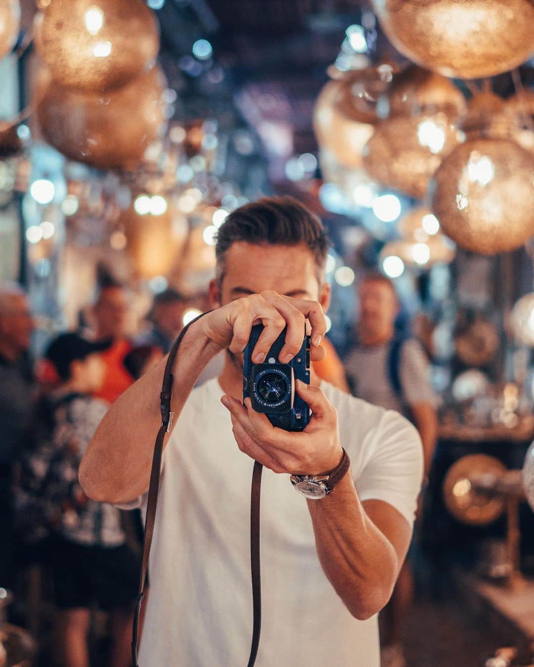 アンドレ・ロッテラーのインスタグラム：「Had some fun times exploring #marrakesh before hitting the track.  #picoftheday #souk #medina #photography @leicapilot」