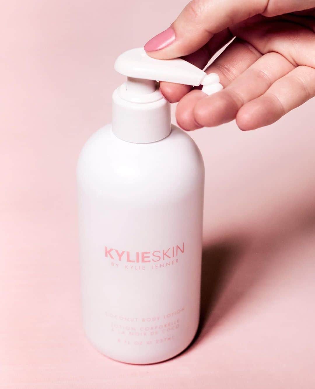 Kylie Cosmeticsさんのインスタグラム写真 - (Kylie CosmeticsInstagram)「Our favorite @kylieskin Coconut Body Lotion is back in stock now 😍 shop on KylieSkin.com」2月28日 2時20分 - kyliecosmetics