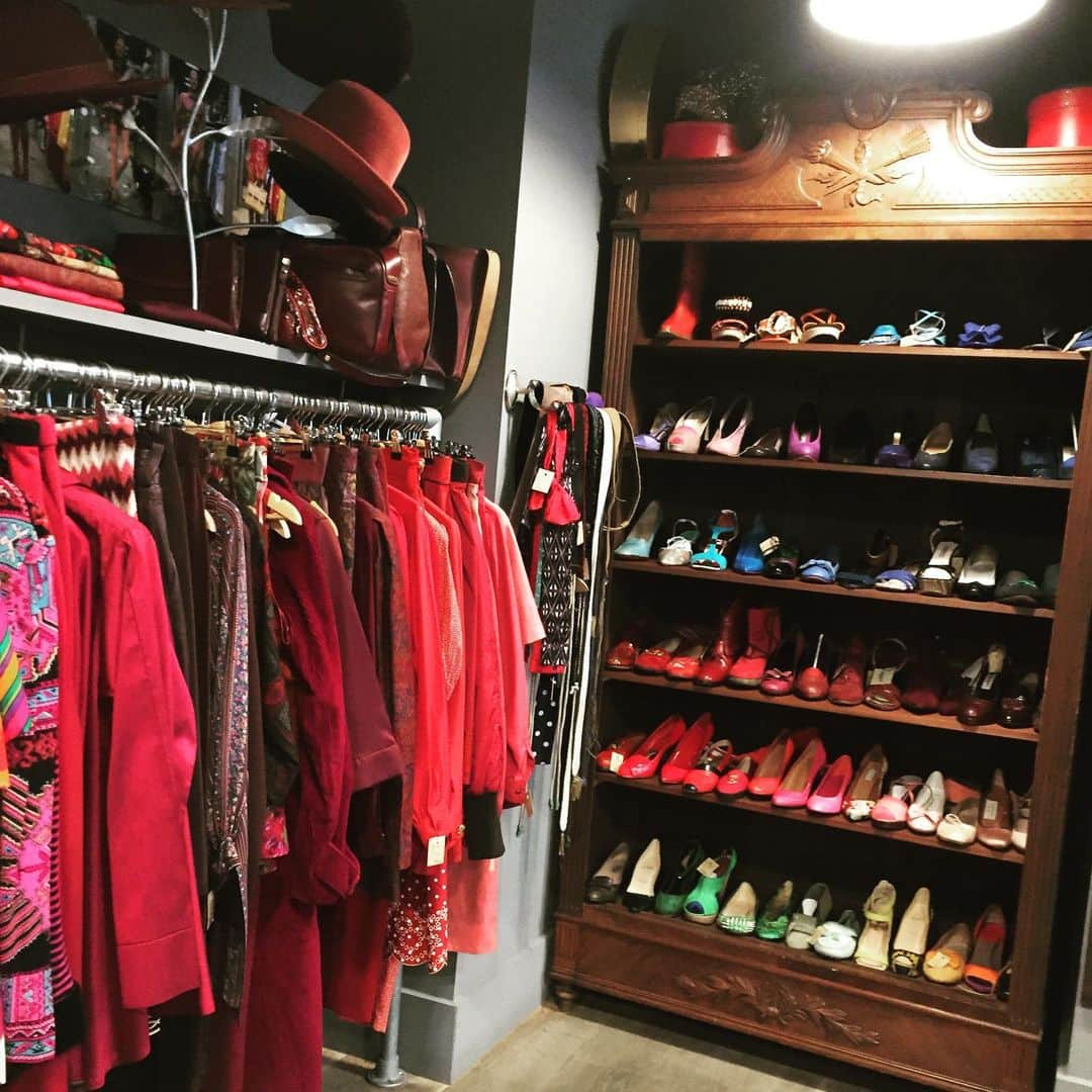 大森美希さんのインスタグラム写真 - (大森美希Instagram)「#vintageshopping #vintageclothes #paris #parisstyle #parislife #parisfashionweek #colorfulshoes #red #loveshoes #shoemania #fashion #mode #style #ヴィンテージショップ #ヴィンテージ #ヴィンテージ古着 #パリ #ショッピング #ファッション #モード #古着屋 #パリ生活 #海外生活 #パリ散歩 #パリところどころ #パリスタイル #靴好き」2月28日 2時38分 - mikiomori_